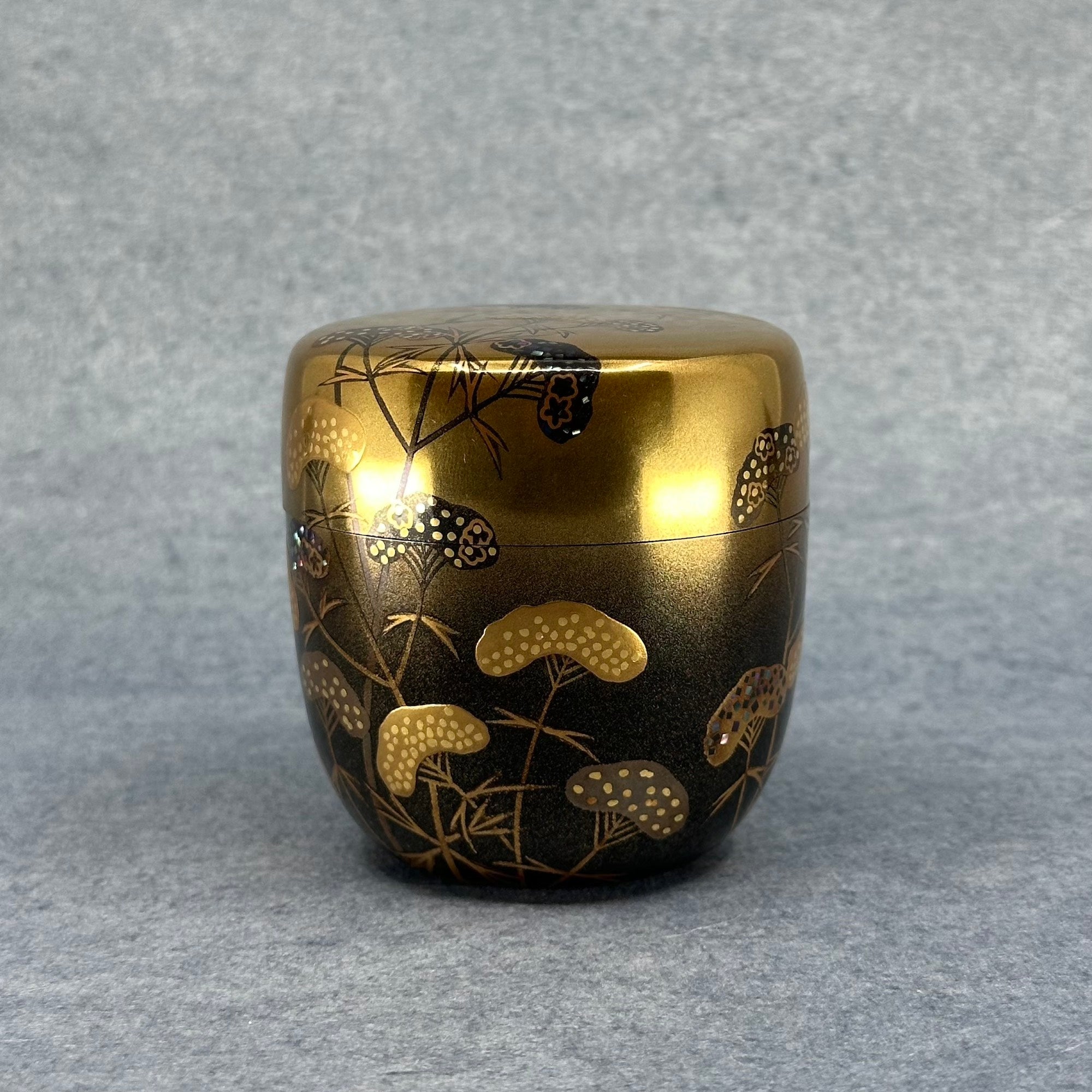 Atelier Ikiwa - vue latérale du natsume mettant en évidence le dégradé or vers la laque noire.