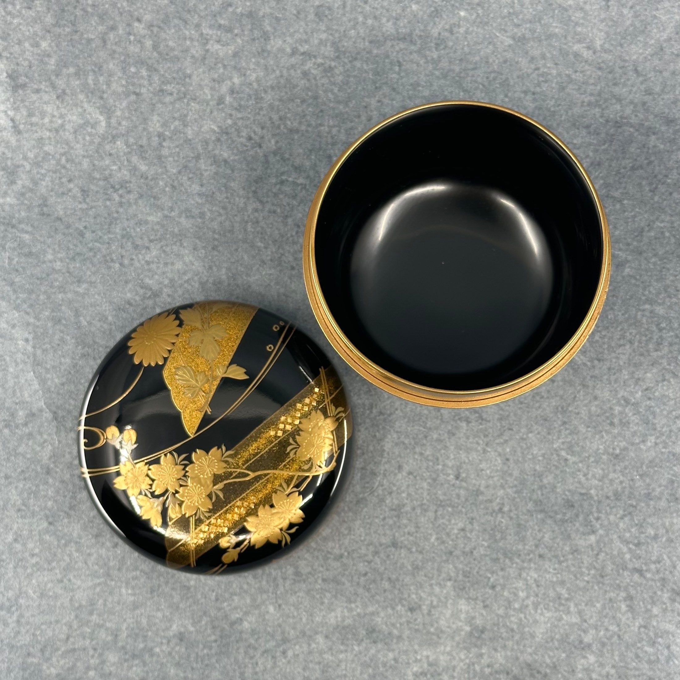 Natsume (boîte à thé) laque et or, motif hana ikada (radeau de fleurs) de Hosoya Eisai