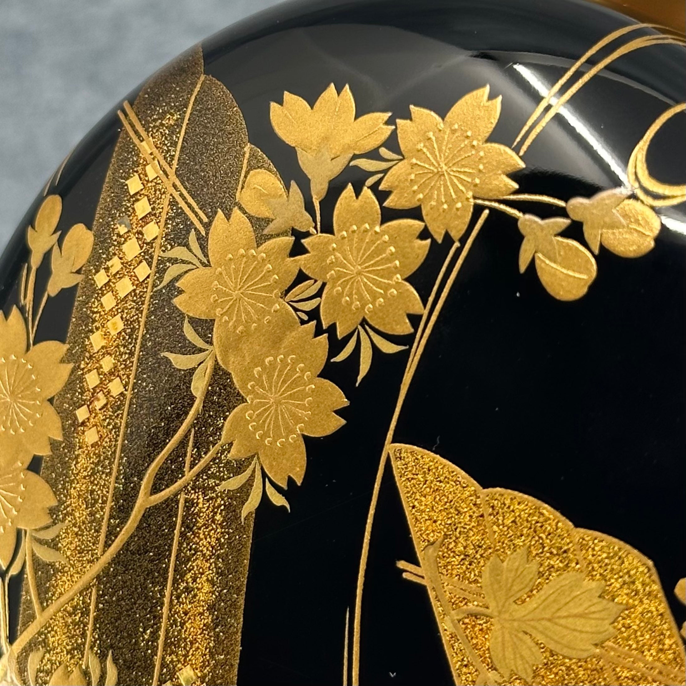 Natsume (boîte à thé) laque et or, motif hana ikada (radeau de fleurs) de Hosoya Eisai