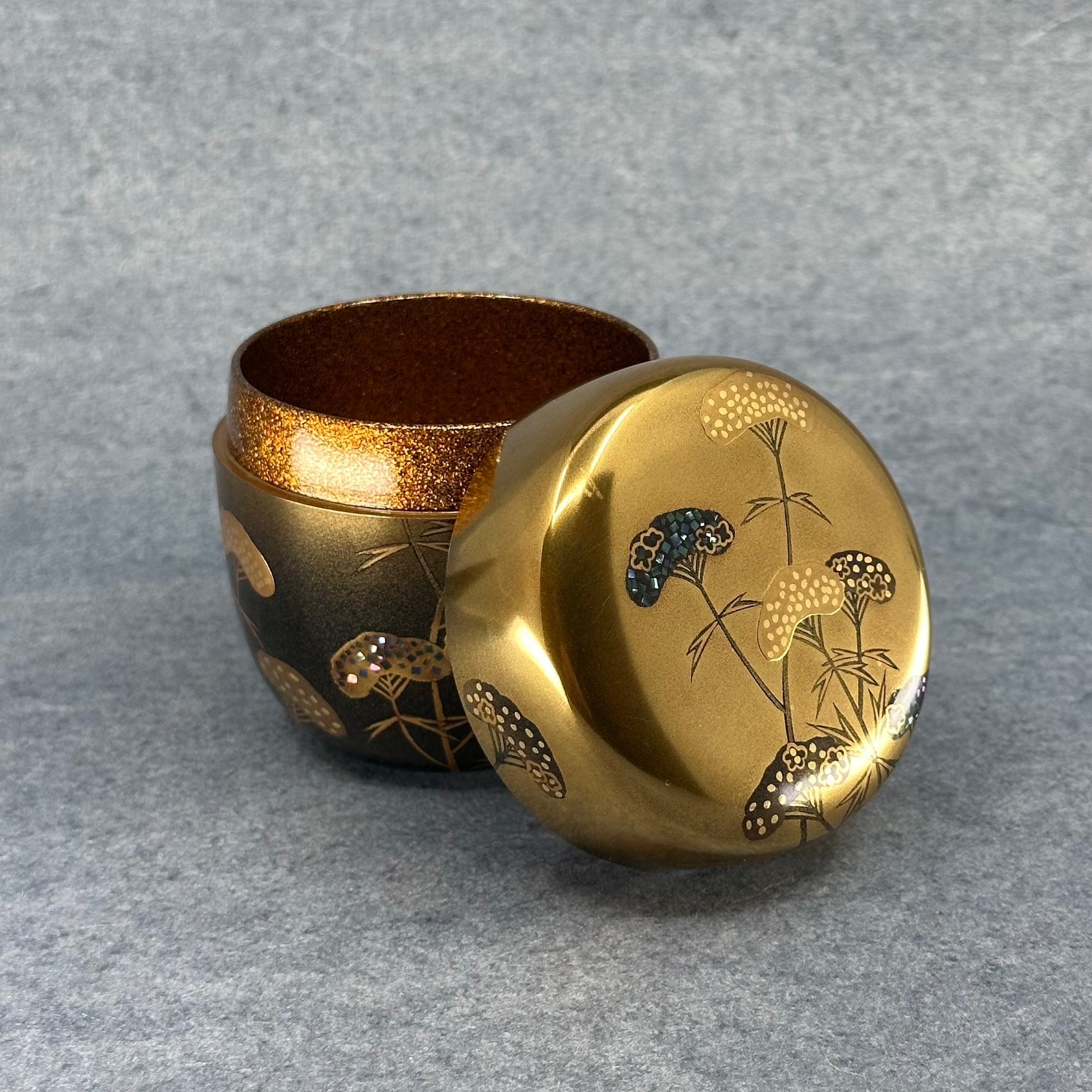 Atelier Ikiwa - natsume ouvert sous un autre angle révélant la profondeur du nashiji intérieur.