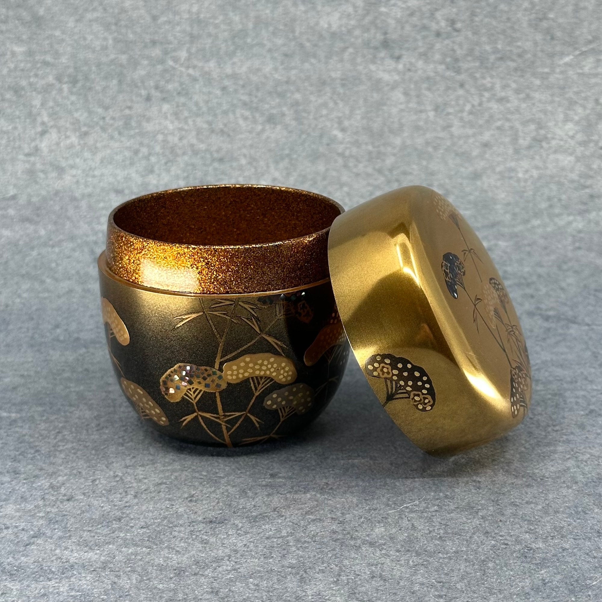 Atelier Ikiwa - natsume ouvert en vue rapprochée pour montrer la texture scintillante du nashiji.