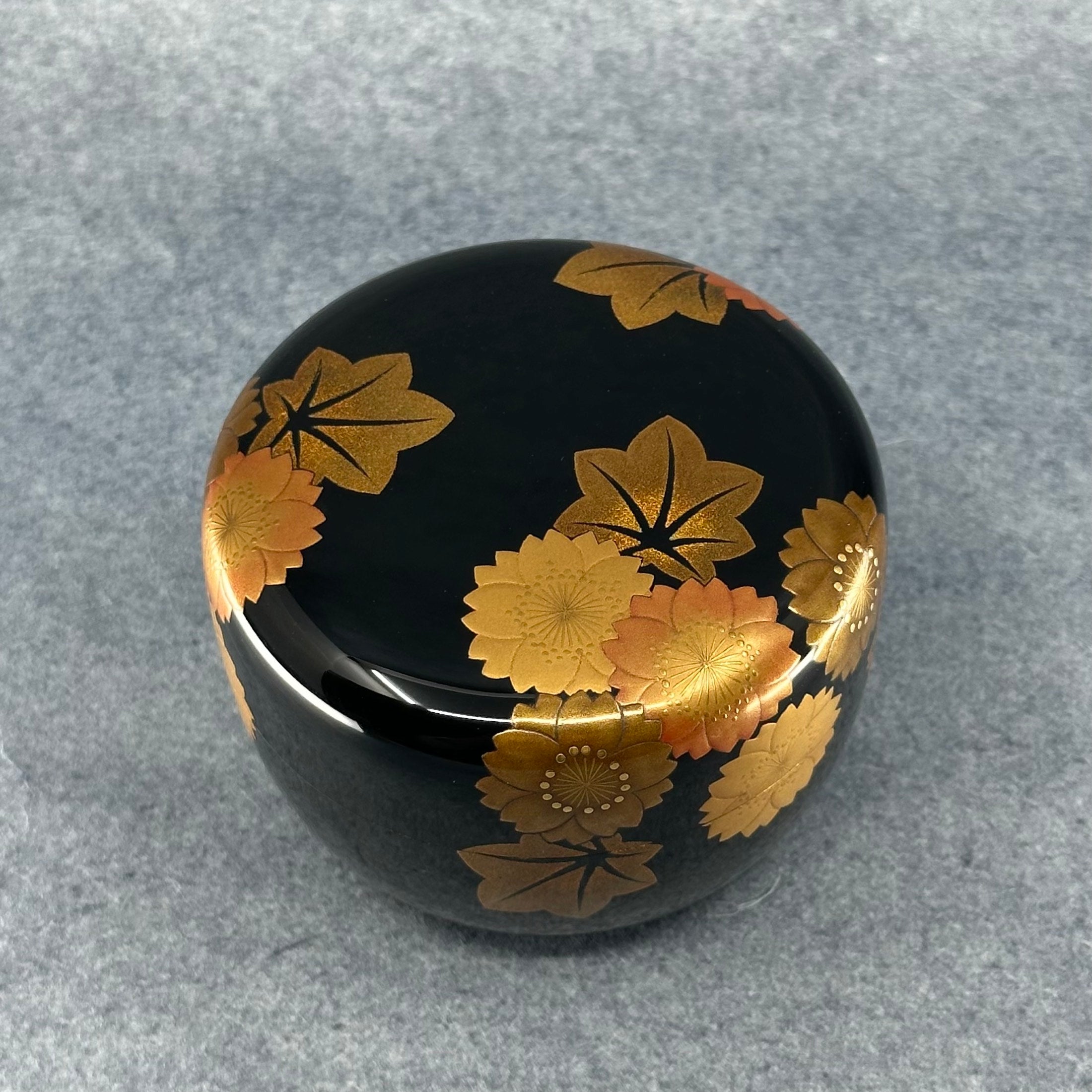 Natsume (boîte à thé) laque et or, décor shunjū (printemps-automne) de Kakinoki Akira