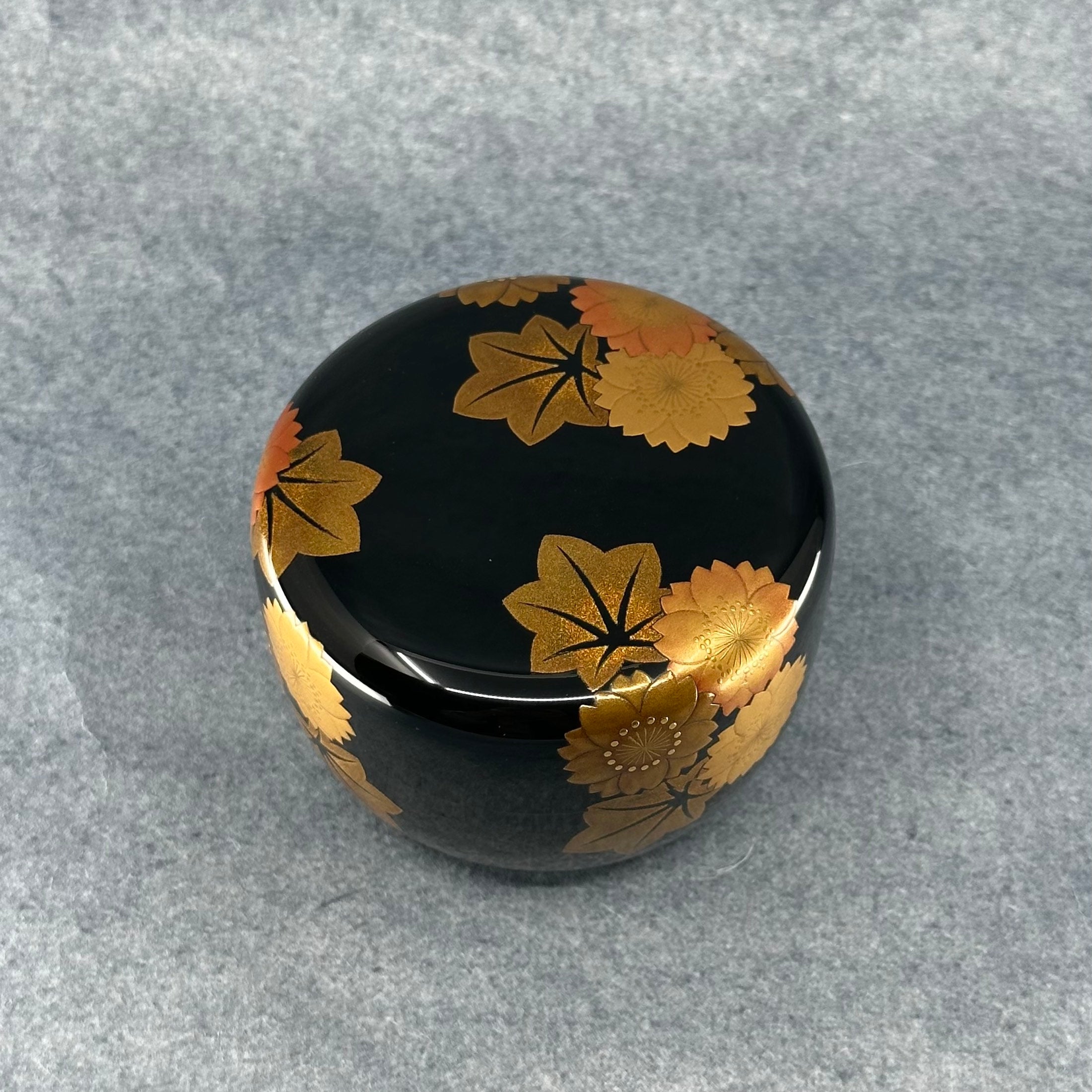 Natsume (boîte à thé) laque et or, décor shunjū (printemps-automne) de Kakinoki Akira