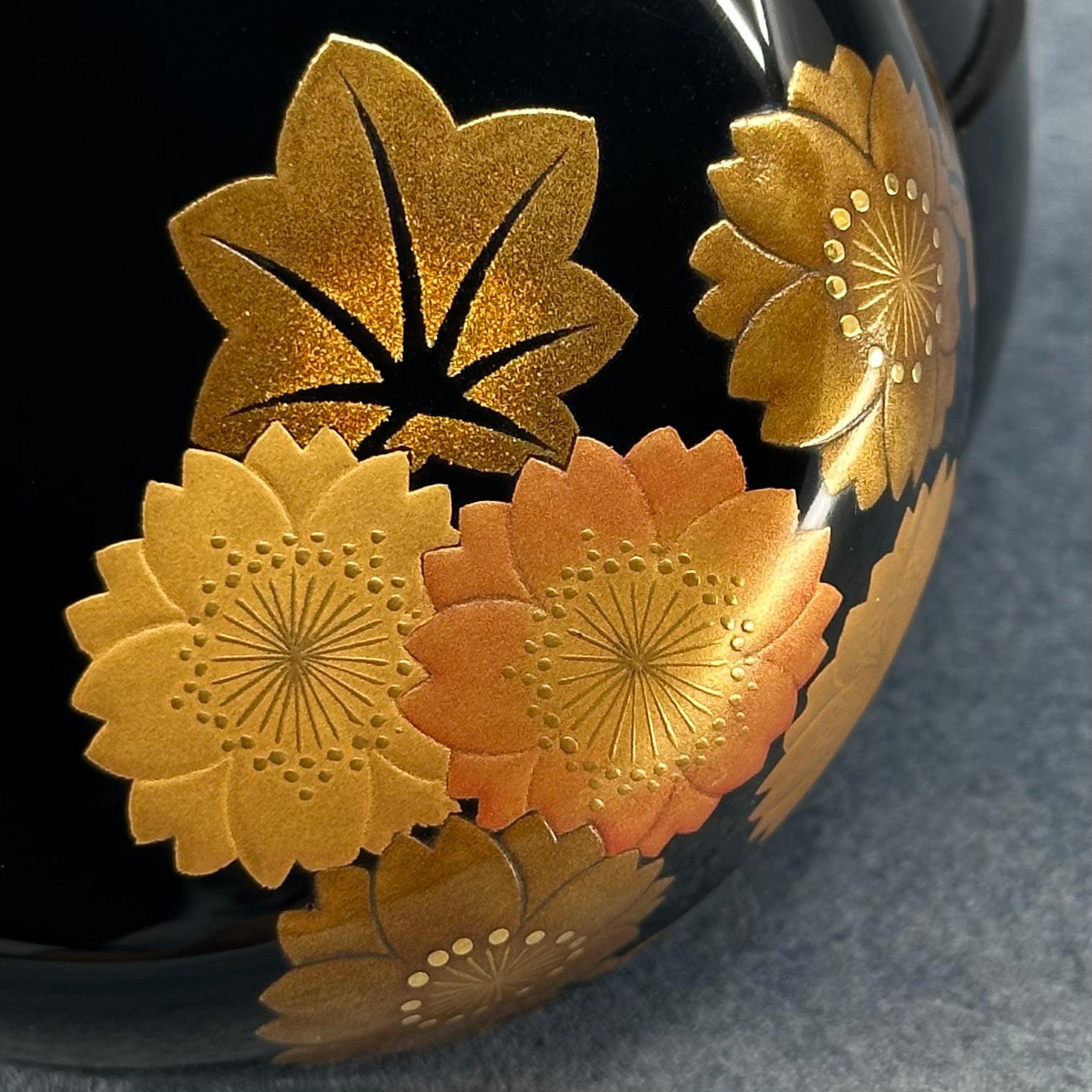Natsume (boîte à thé) laque et or, décor shunjū (printemps-automne) de Kakinoki Akira