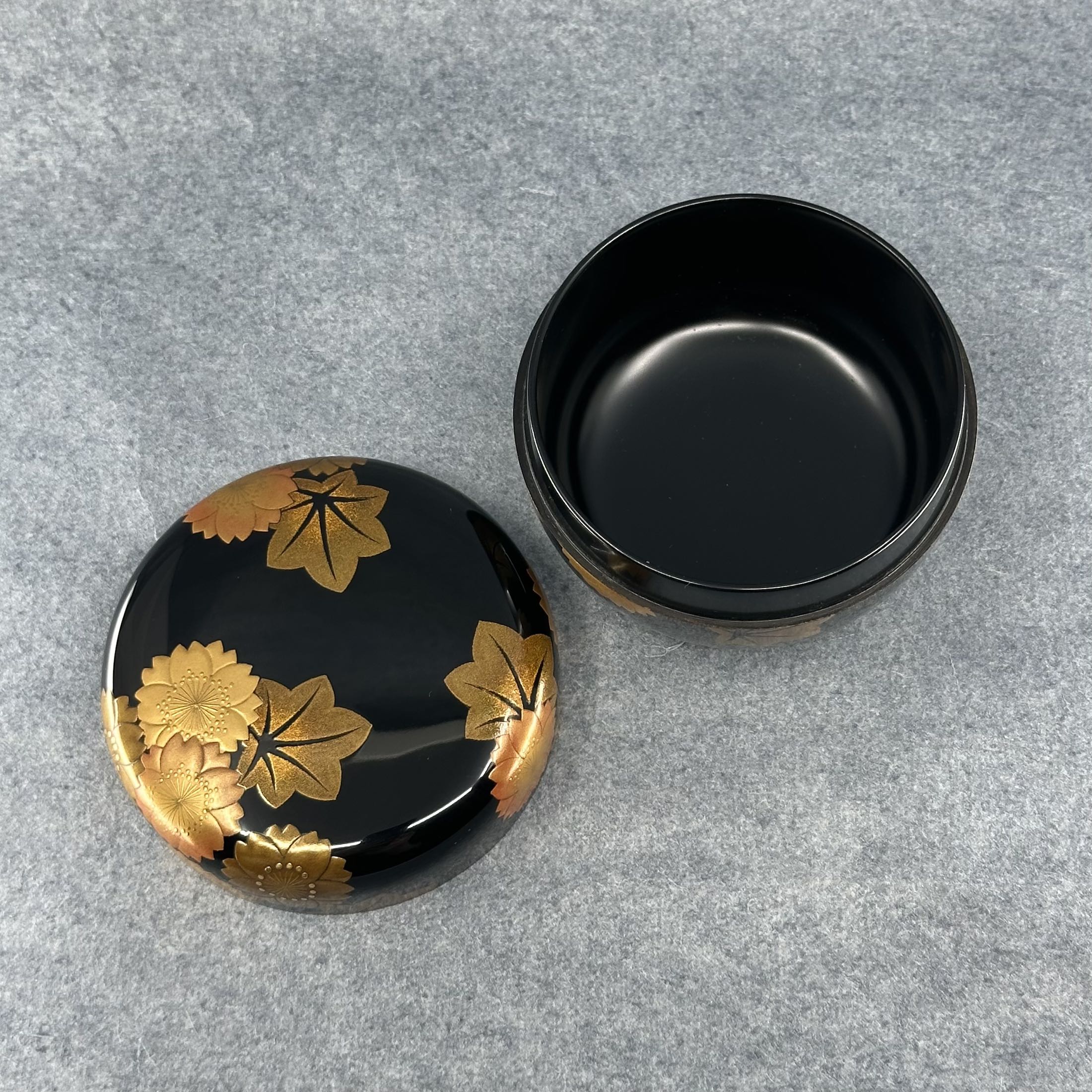 Natsume (boîte à thé) laque et or, décor shunjū (printemps-automne) de Kakinoki Akira