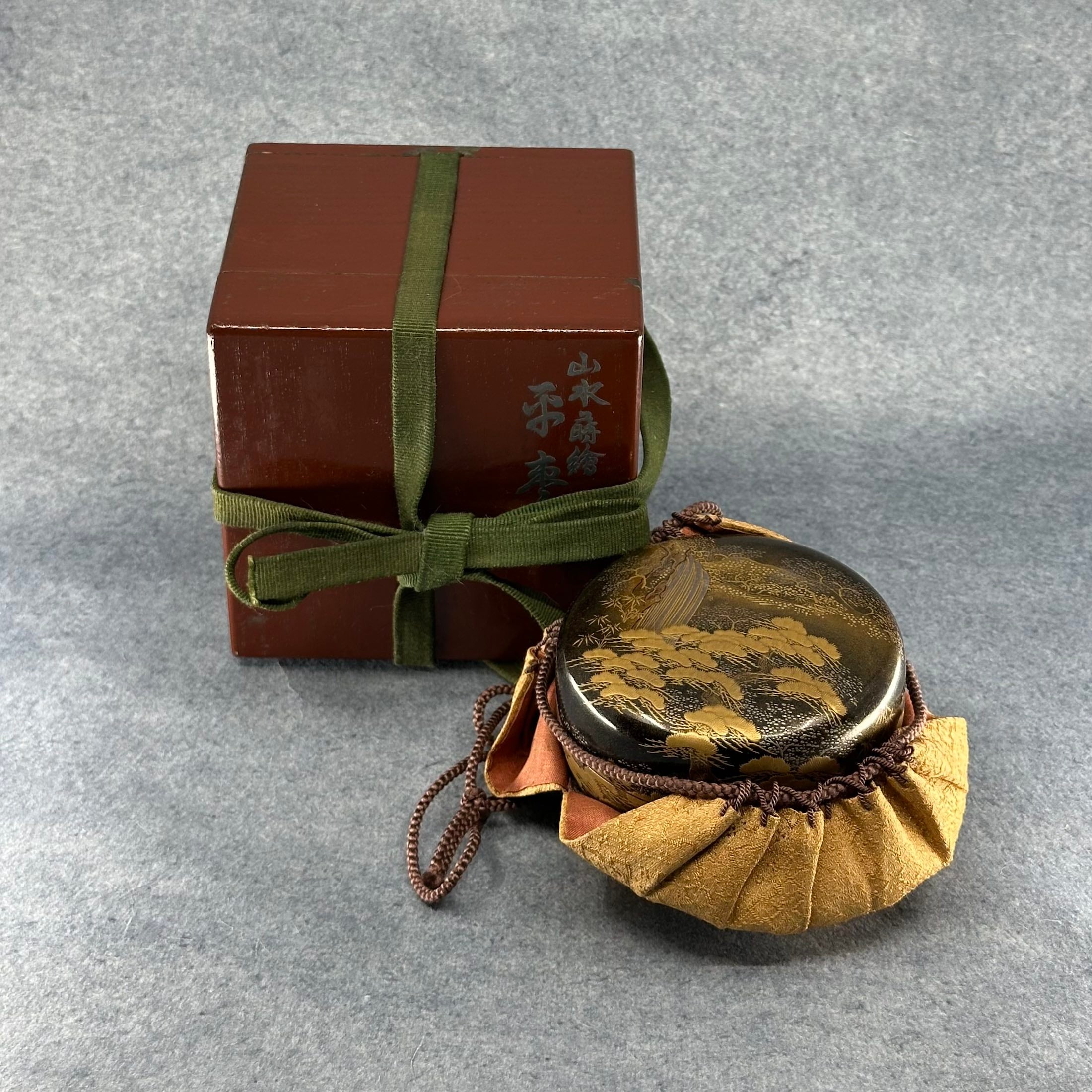 Natsume (boîte à thé japonaise) laque et or, décor de paysage de cascade et pins