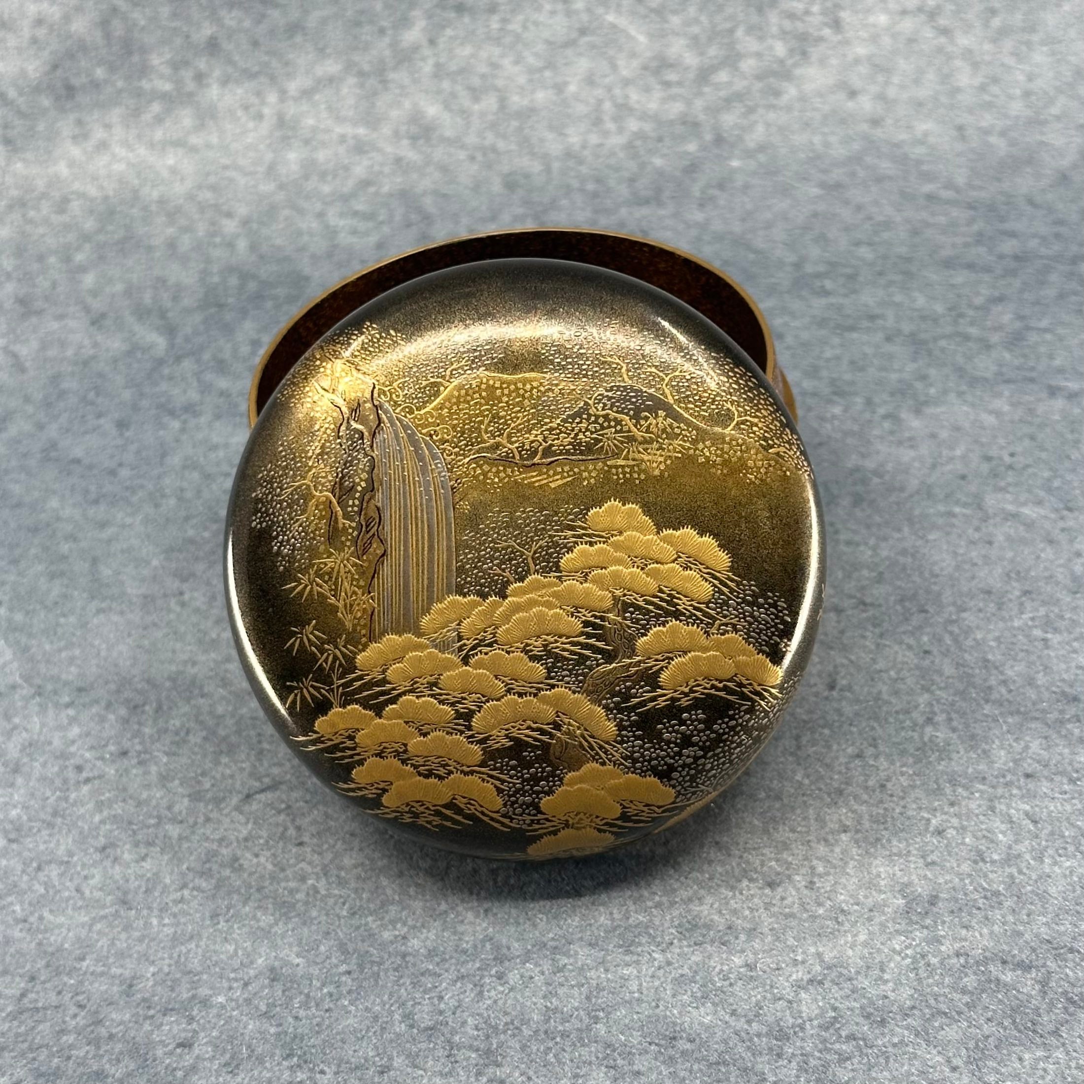 Natsume (boîte à thé japonaise) laque et or, décor de paysage de cascade et pins