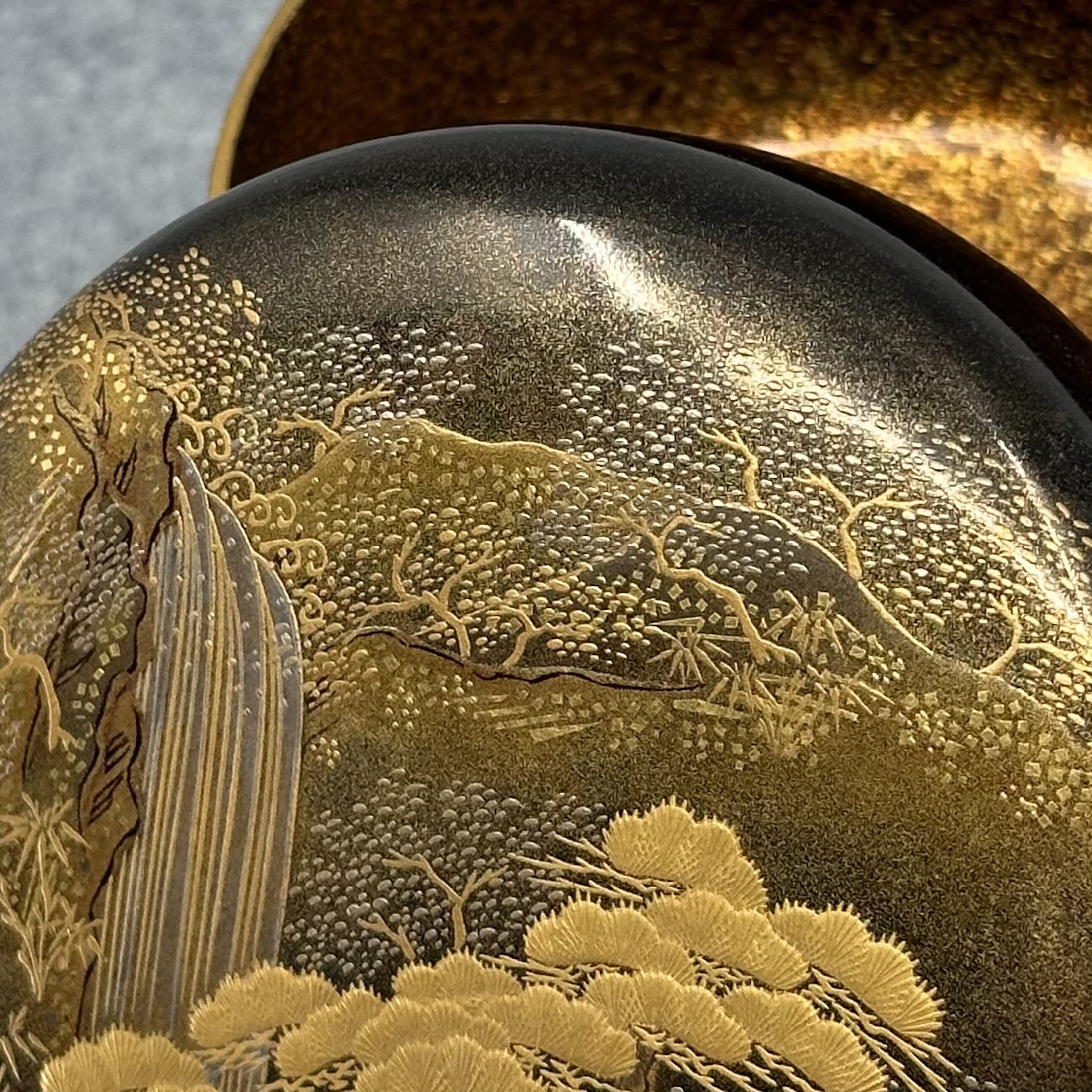 Natsume (boîte à thé japonaise) laque et or, décor de paysage de cascade et pins