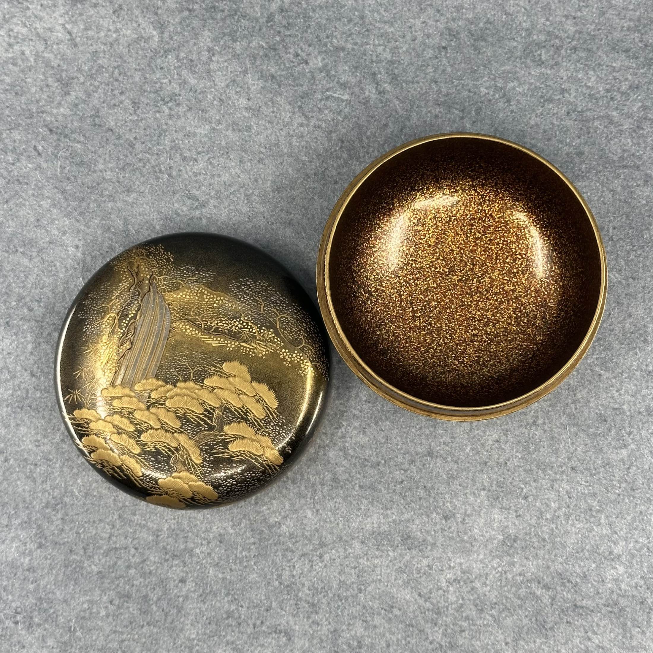 Natsume (boîte à thé japonaise) laque et or, décor de paysage de cascade et pins