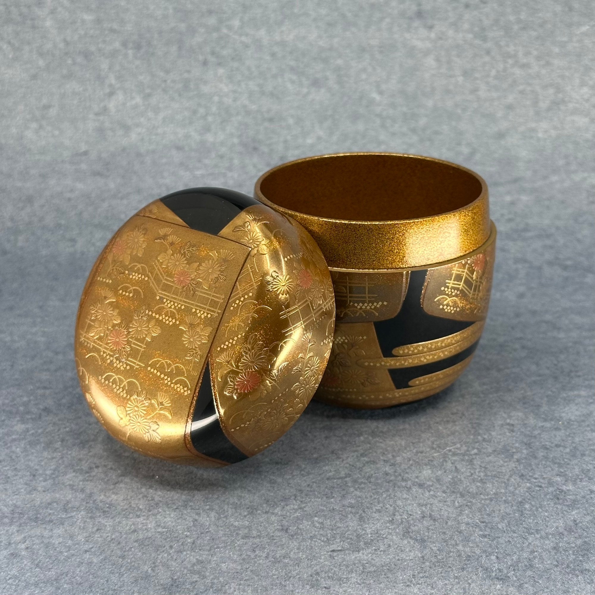 Natsume ouvert, révélant la richesse du travail intérieur et la profondeur de la laque – Atelier Ikiwa