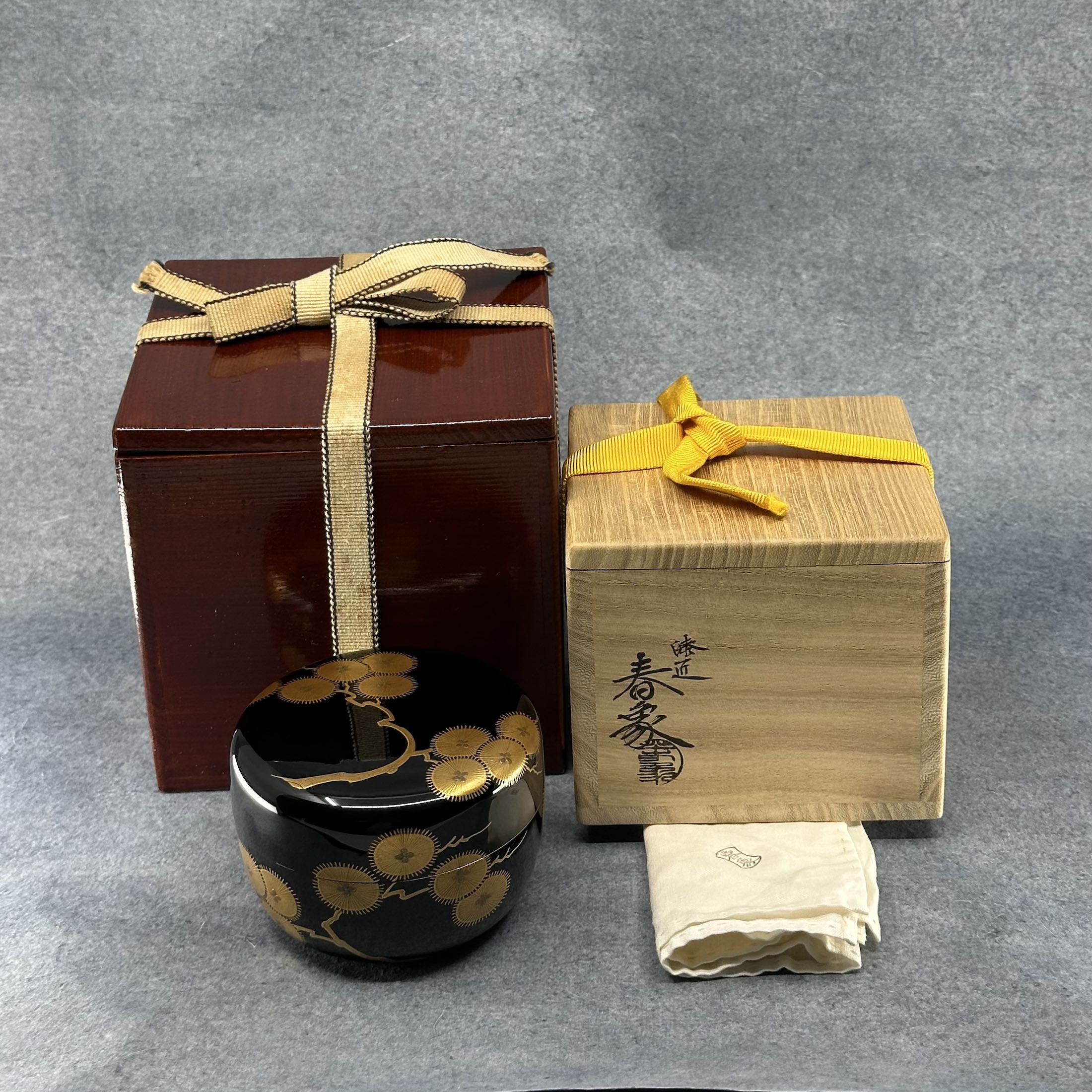 Natsume (boîte à thé) laque et or, motif karamatsu (aiguilles de mélèz