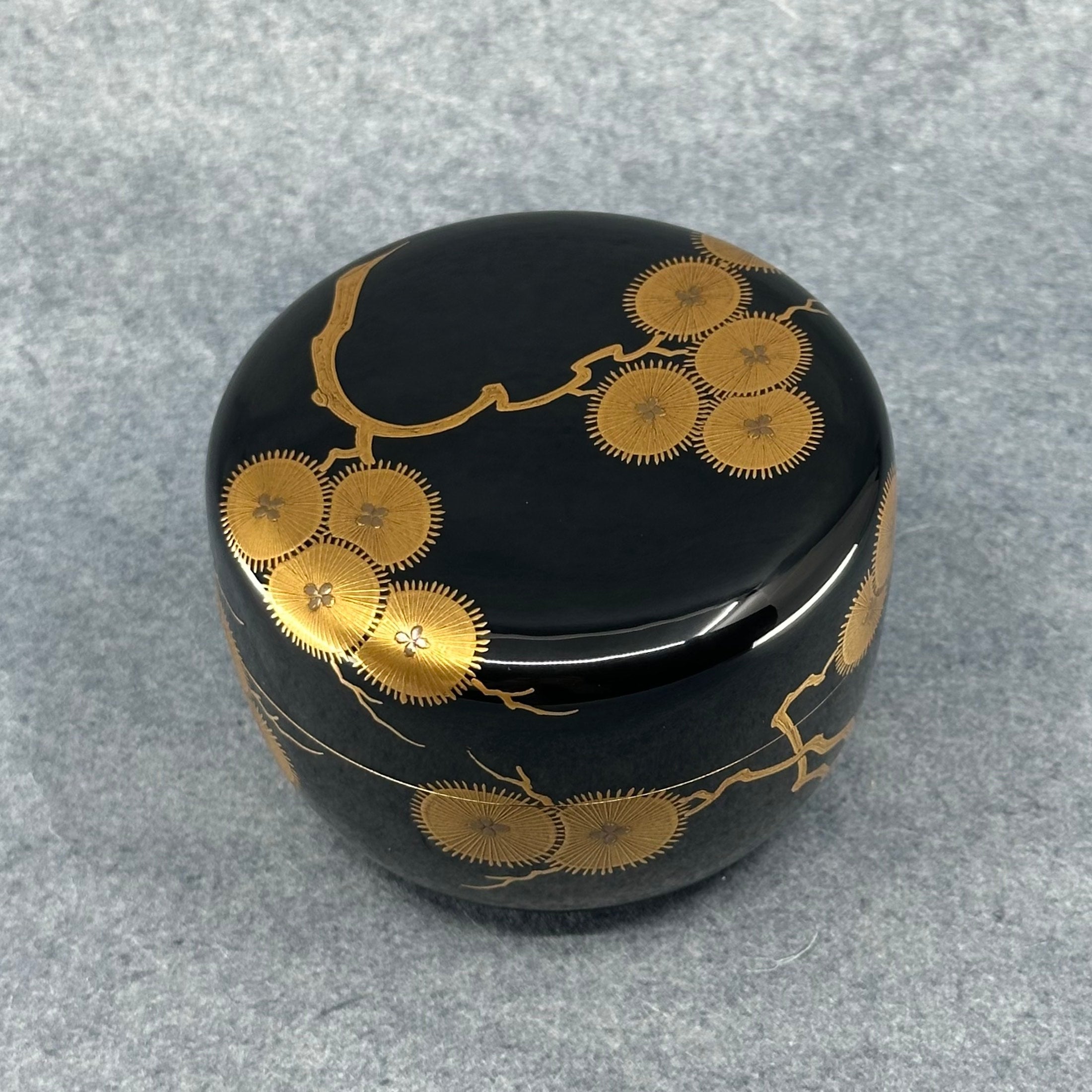 Natsume (boîte à thé) laque et or, motif karamatsu (aiguilles de mélèze) de Niwa Shunshō