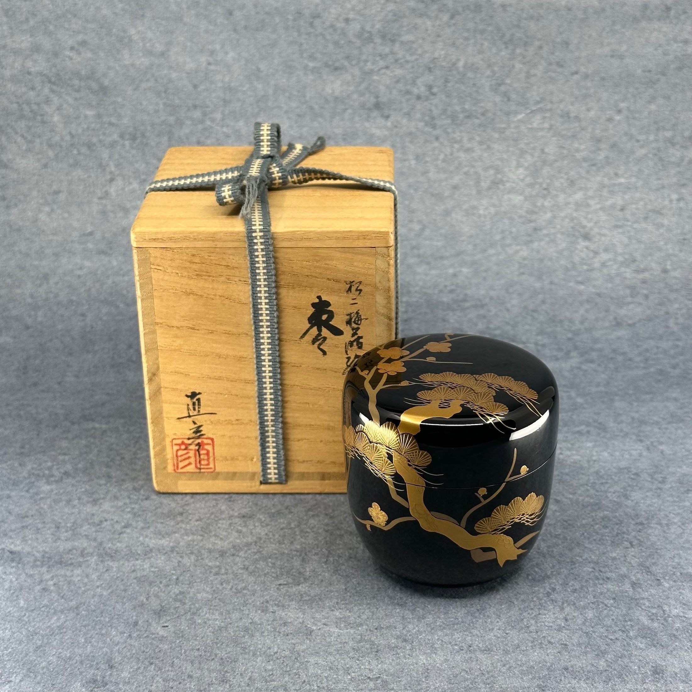Natsume (boîte à thé) laque et or, motif matsu (pin) et ume (fleurs de prunier) de Naohiko Kurayama