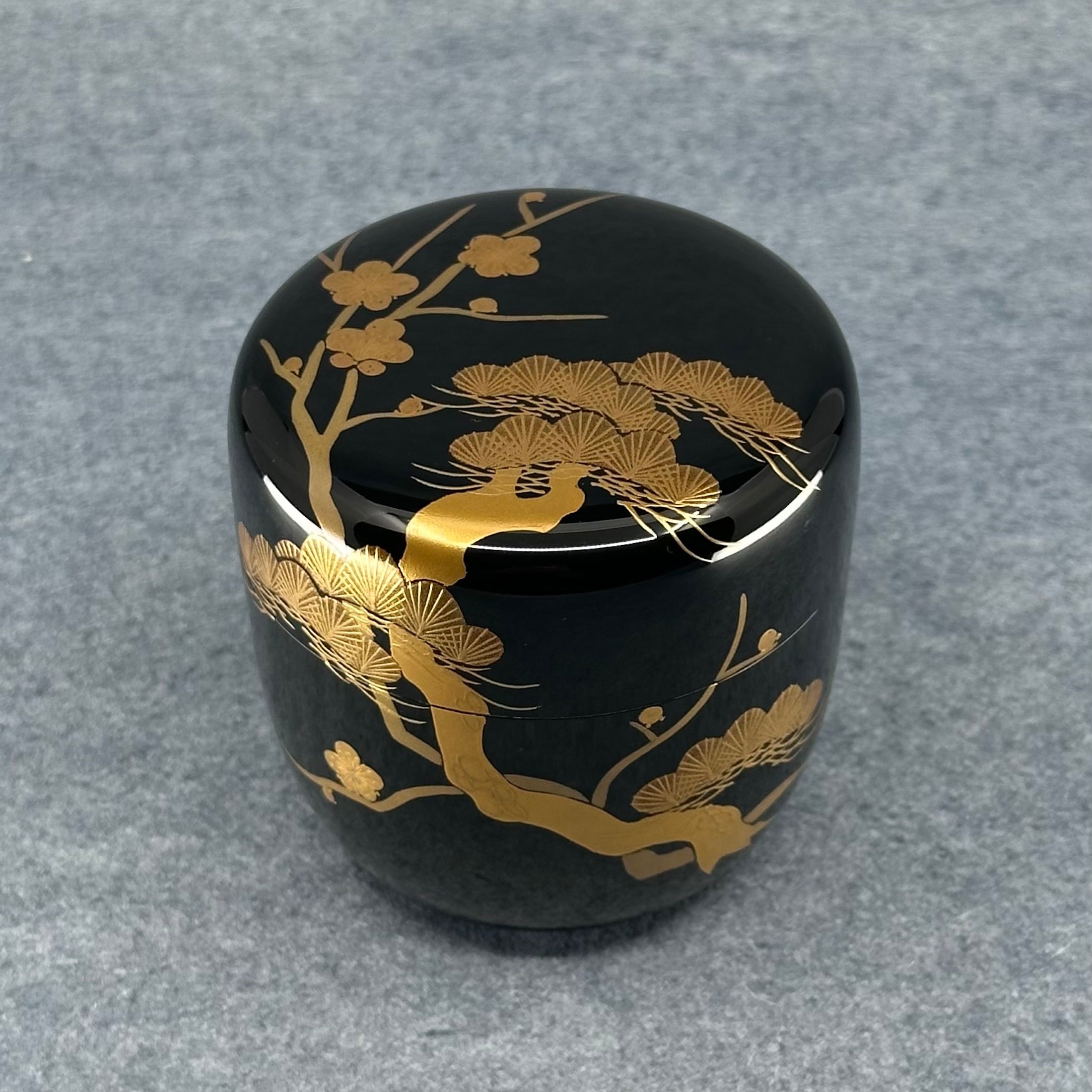 Natsume (boîte à thé) laque et or, motif matsu (pin) et ume (fleurs de prunier) de Naohiko Kurayama