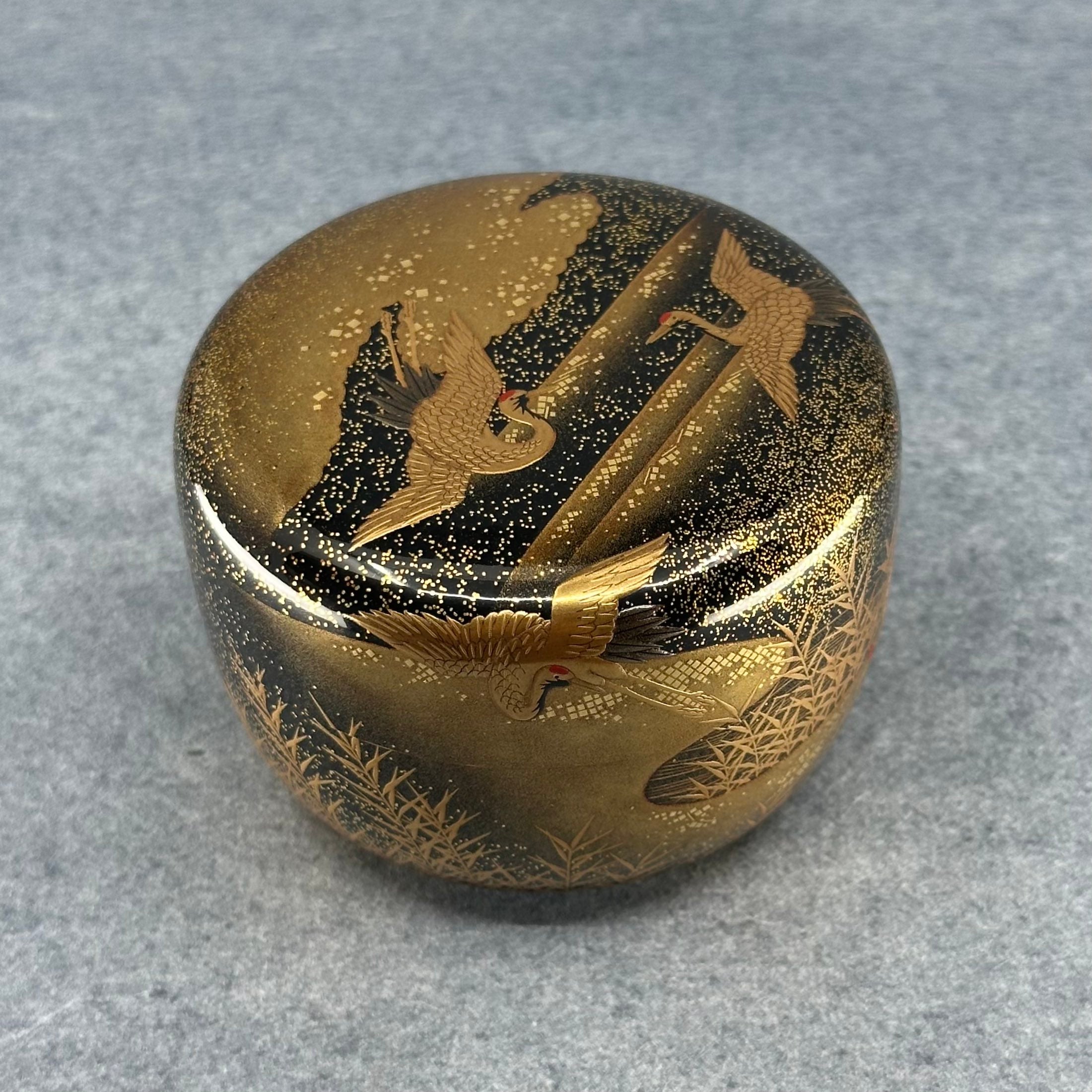 Natsume japonais en laque urushi noire et or - vue d’ensemble de la pièce - Atelier Ikiwa