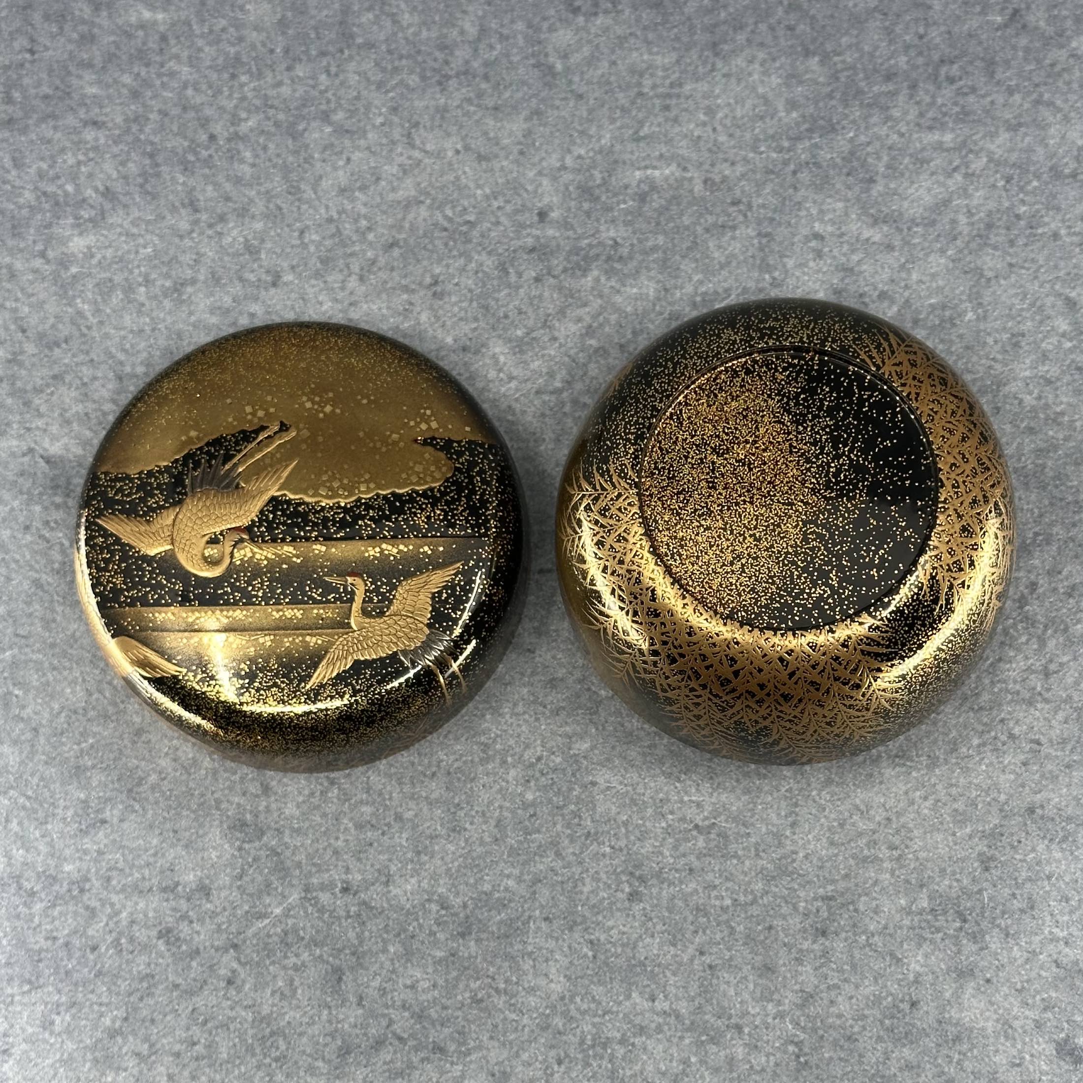 Extérieur du natsume - vue du décor doré sur fond noir - Atelier Ikiwa