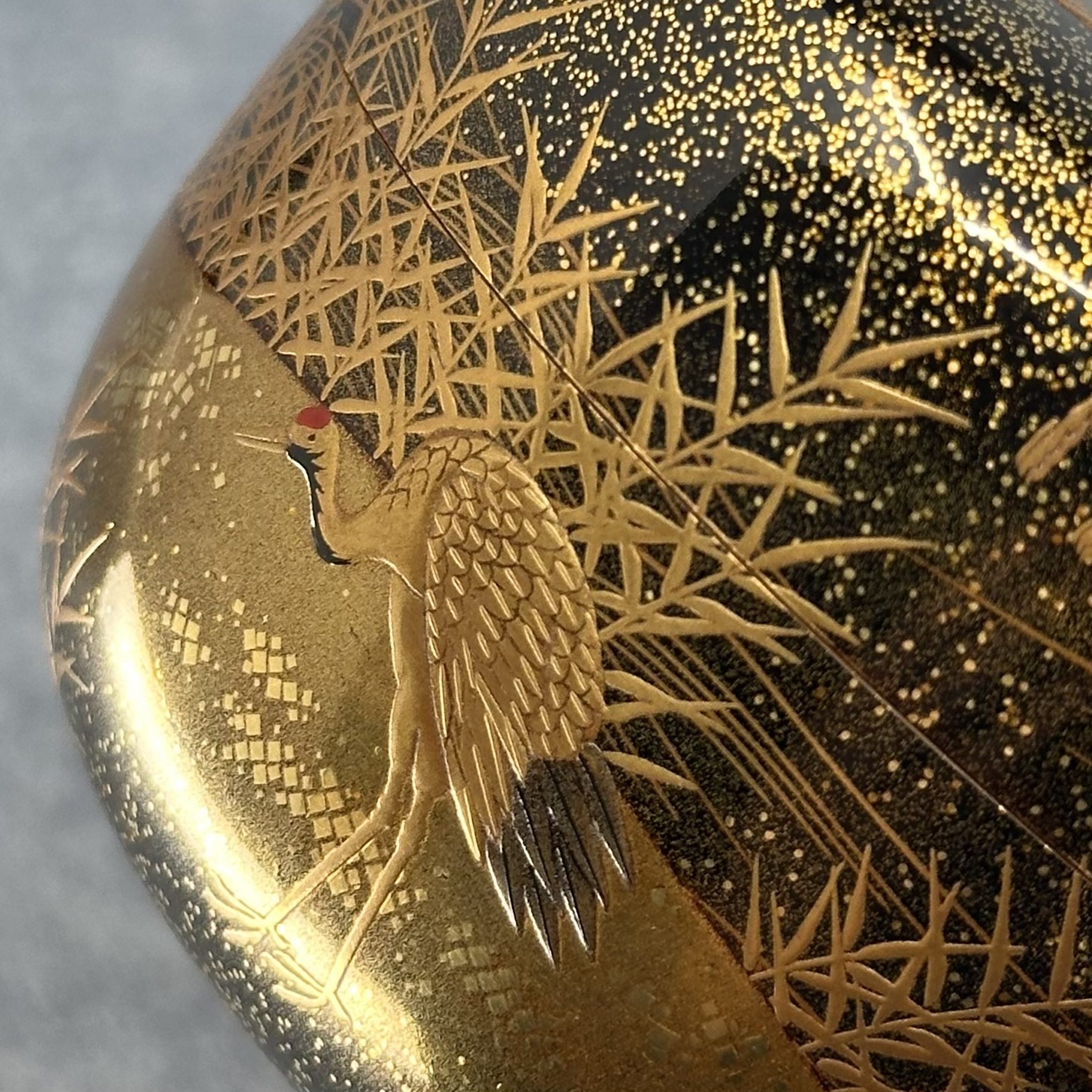 Détail du fond en hirame et nashiji - reflet de la lumière sur la laque - Atelier Ikiwa