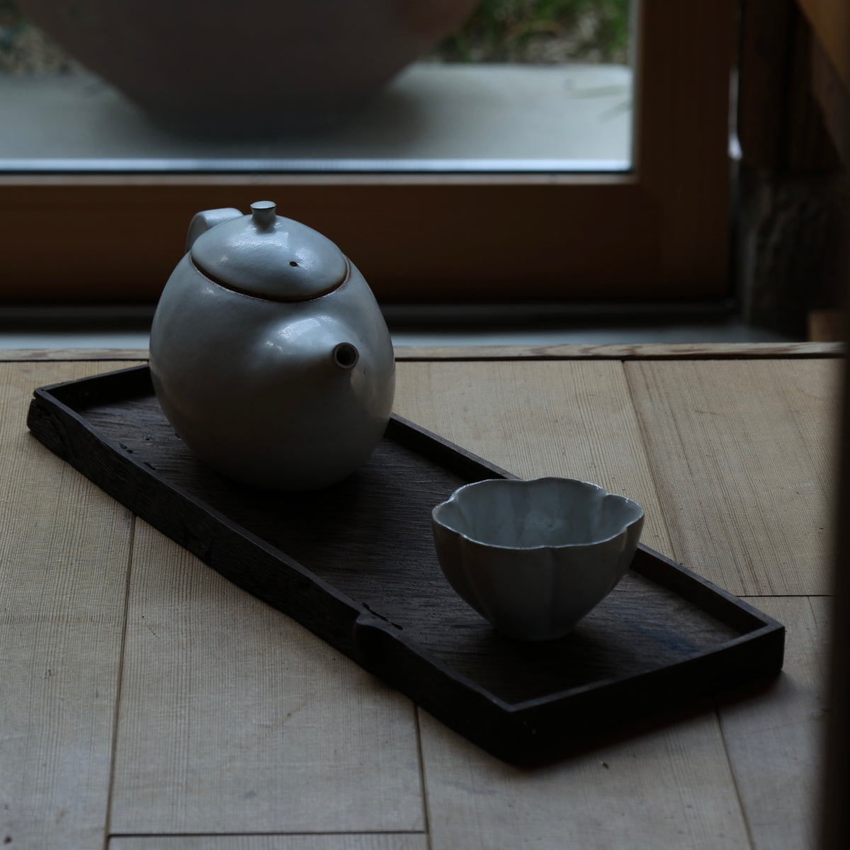 Plateau en kuri (châtaignier japonais) finition tetsuzome (mordant au fer) de Masahito Ikeda