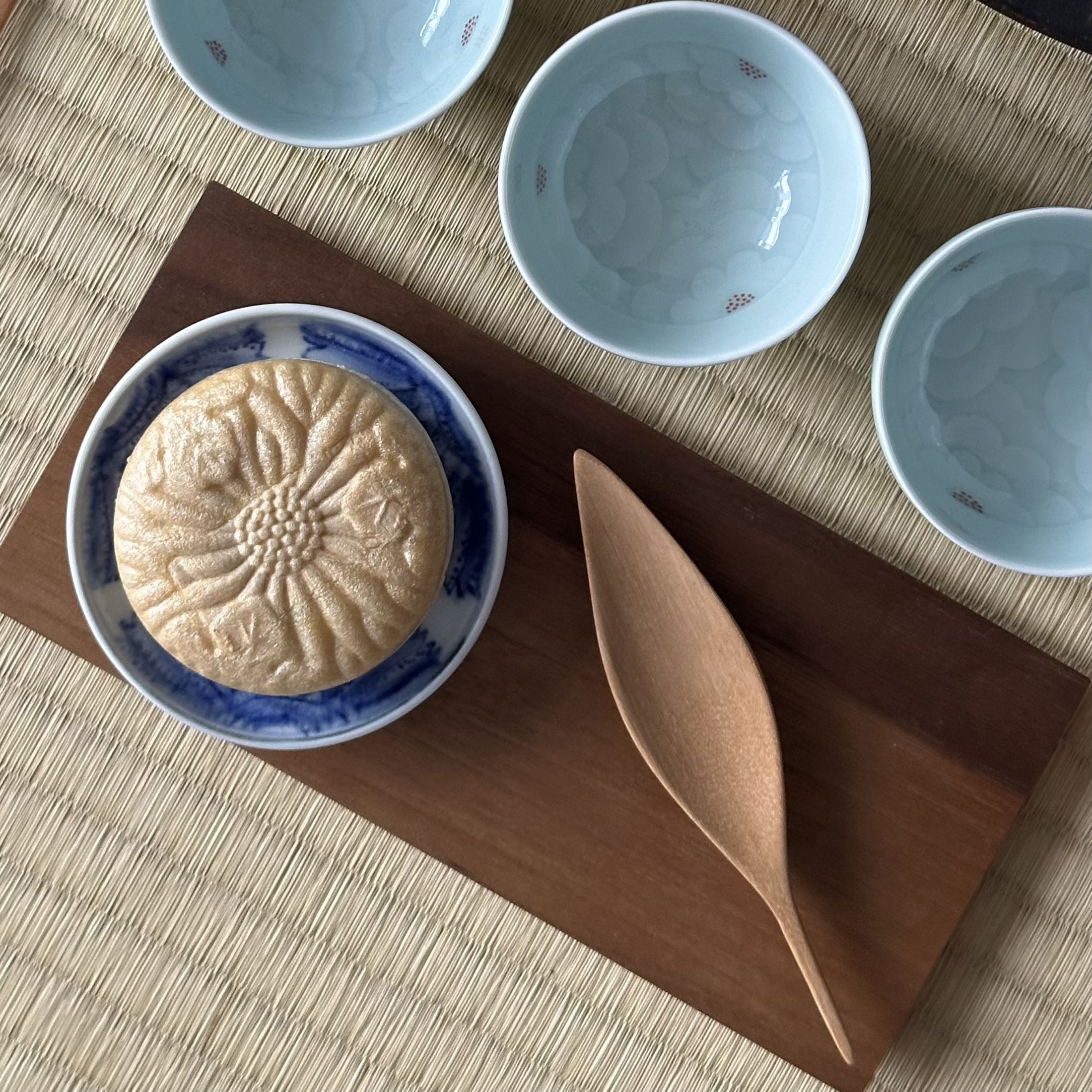 Plateau en kuri (noyer japonais) de Masahito Ikeda