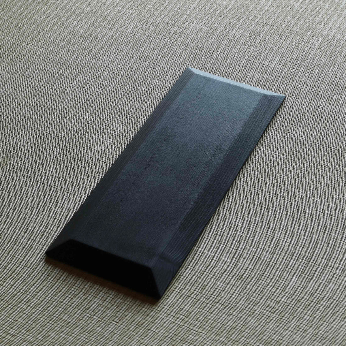 Plateau en hinoki (cyprès japonais) et laque urushi noire - vallée de Kiso
