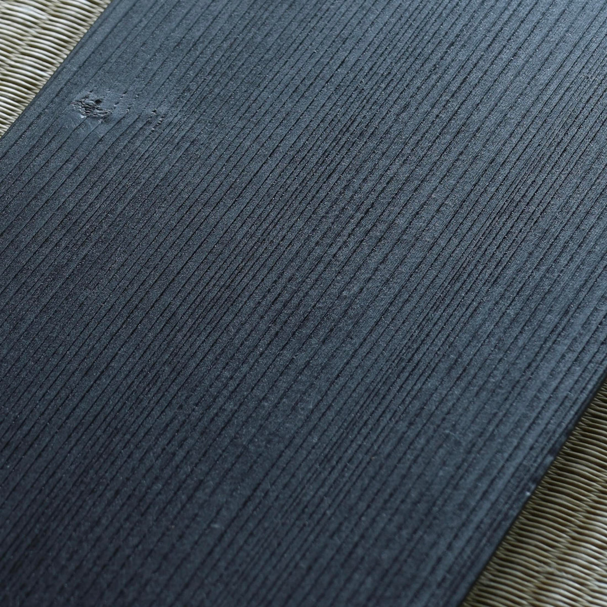 Plateau en hinoki (cyprès japonais) et laque urushi noire - vallée de Kiso
