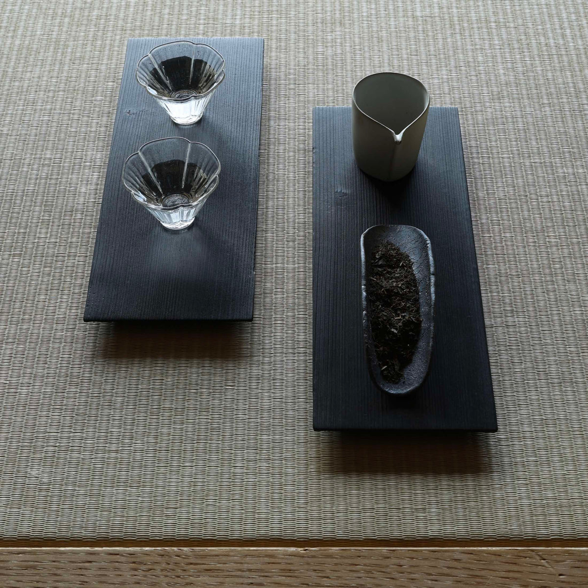 Plateau en hinoki (cyprès japonais) et laque urushi noire - vallée de Kiso