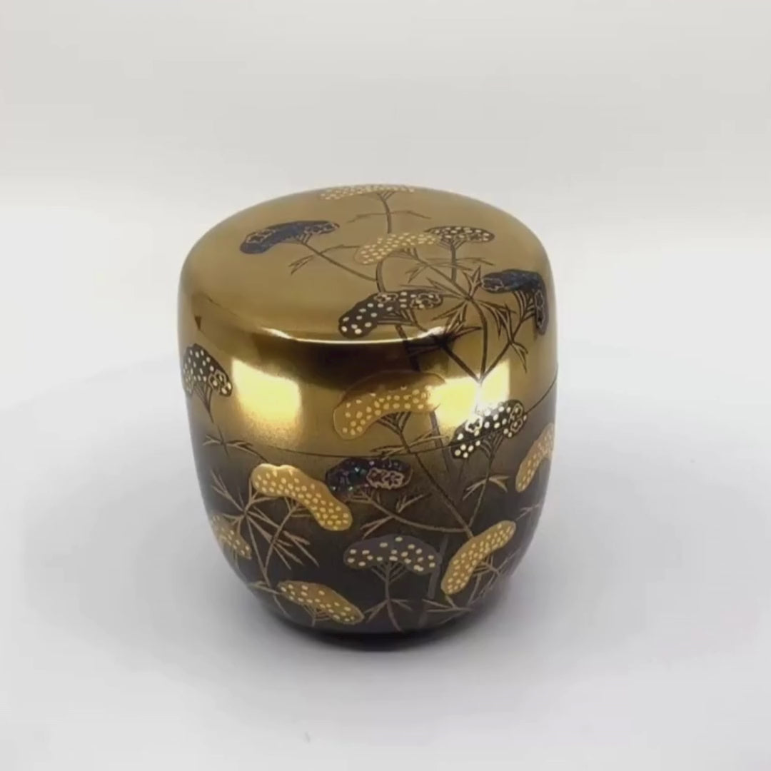 Atelier Ikiwa - vidéo montrant le natsume tournant pour révéler le dégradé d’or et la finesse du décor.