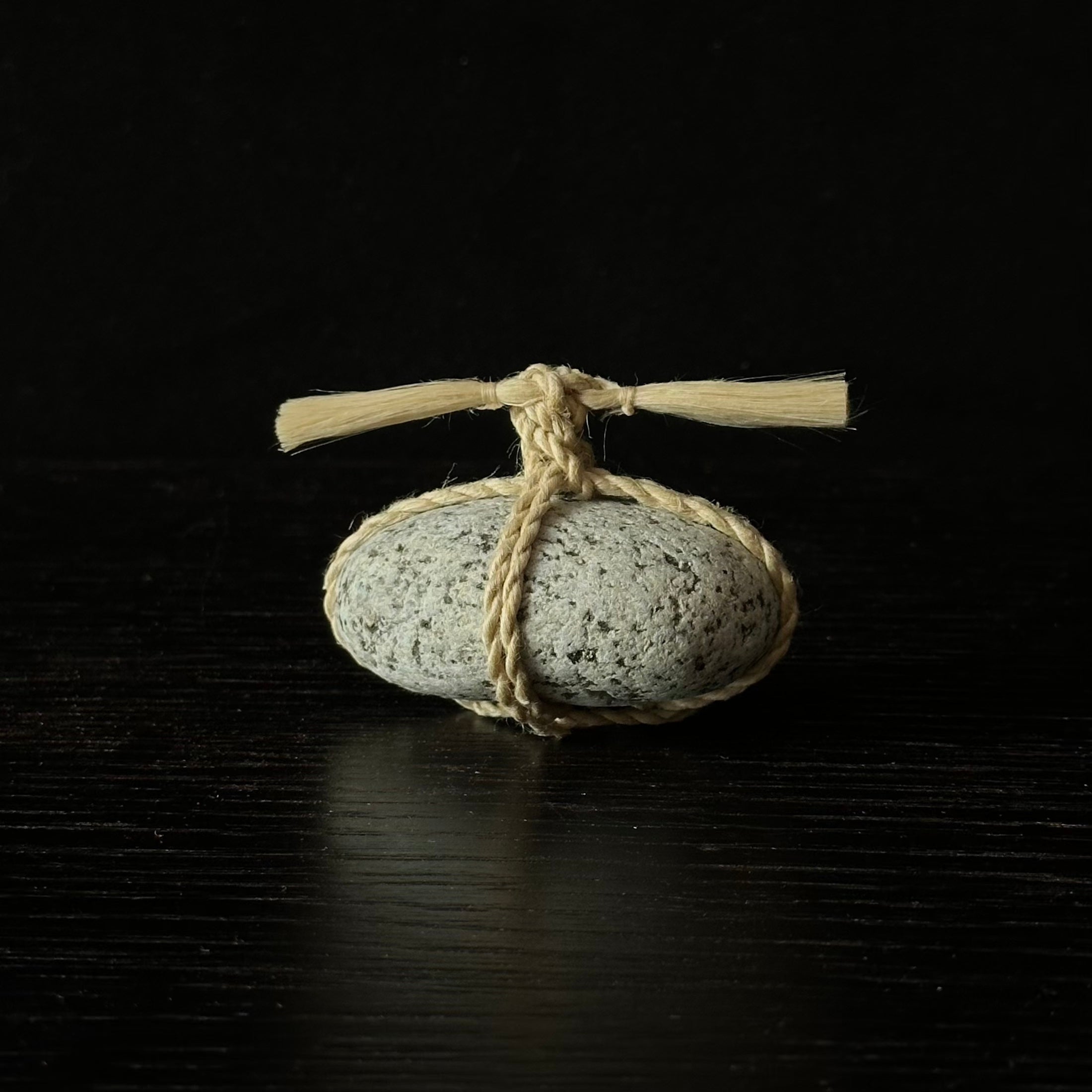 Tressage de chanvre seima autour d’une pierre choisie sur les côtes de Shizuoka, création WARA – Atelier Ikiwa