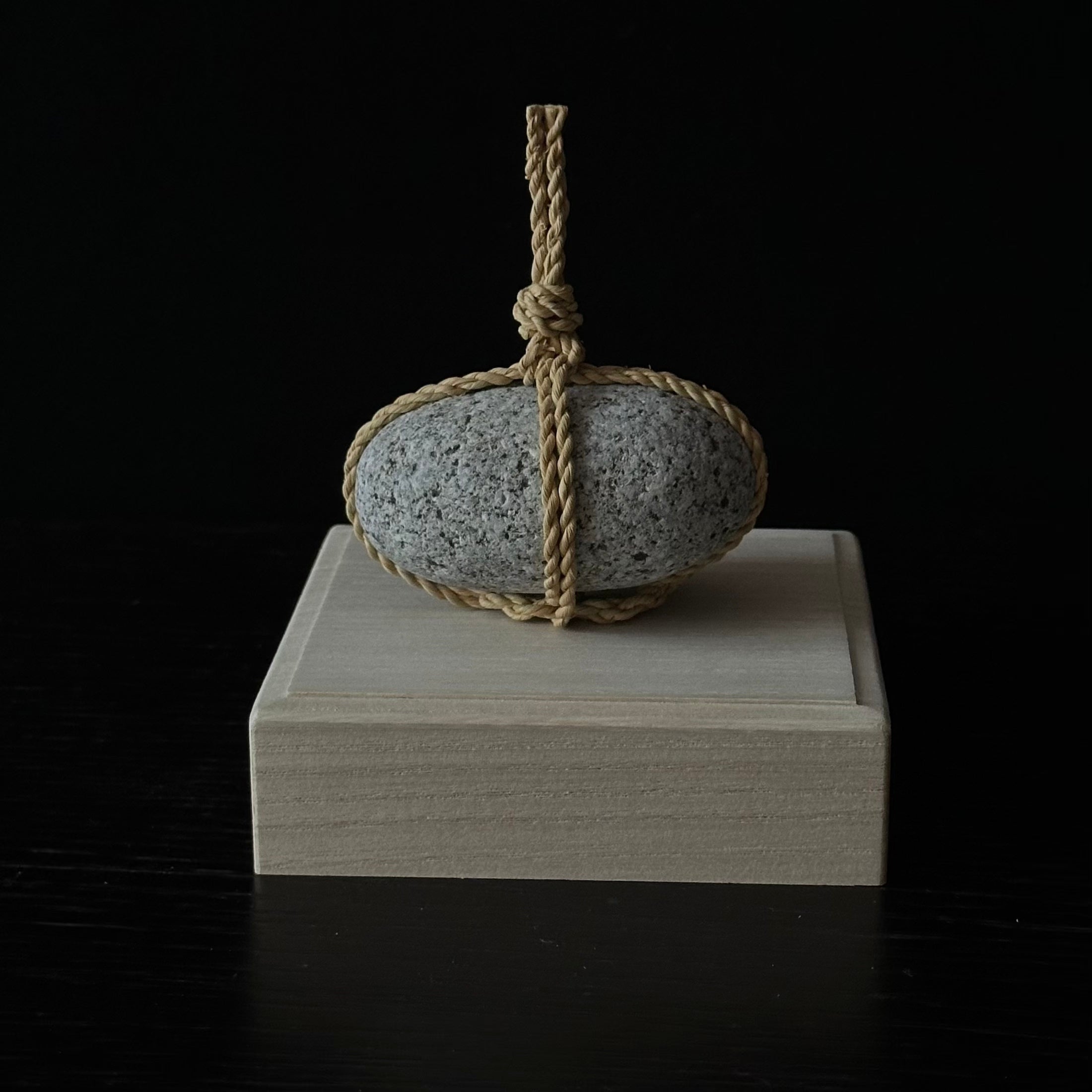Sekimori en paille de riz wara, pierre gardienne tressée à la main par Eri Sakaguchi – Atelier Ikiwa