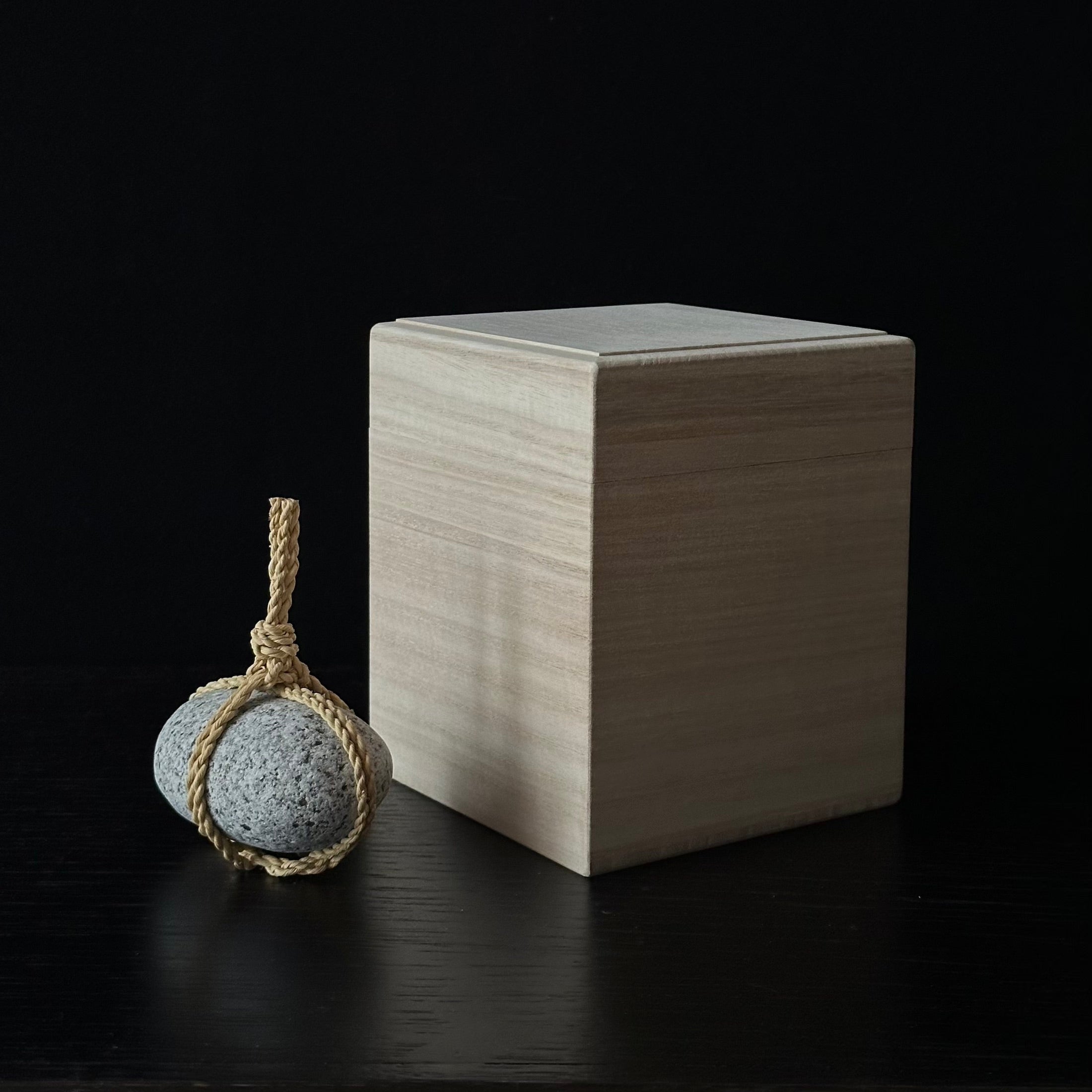 Sekimori-ishi contemporain en paille de riz, inspiré de la tradition des shimenawa – Atelier Ikiwa