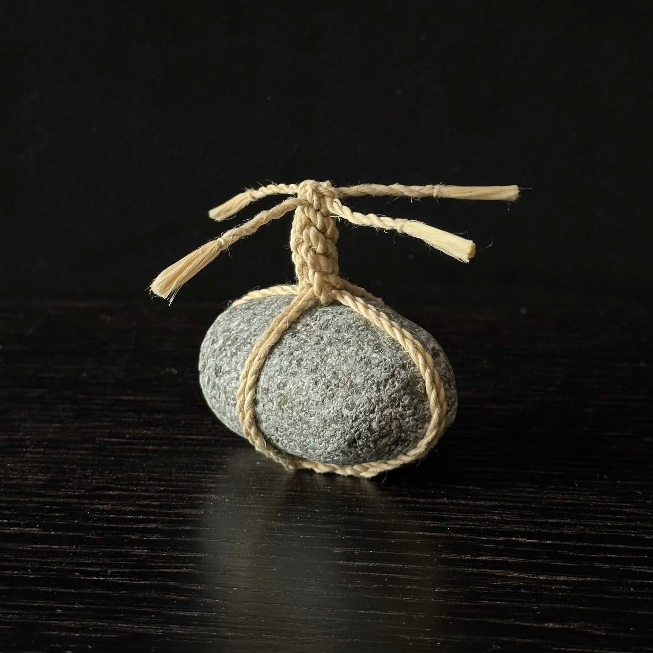 Détail d’un Sekimori en chanvre purifié, inspiré des shimenawa du sanctuaire d’Ise Jingū – Atelier Ikiwa