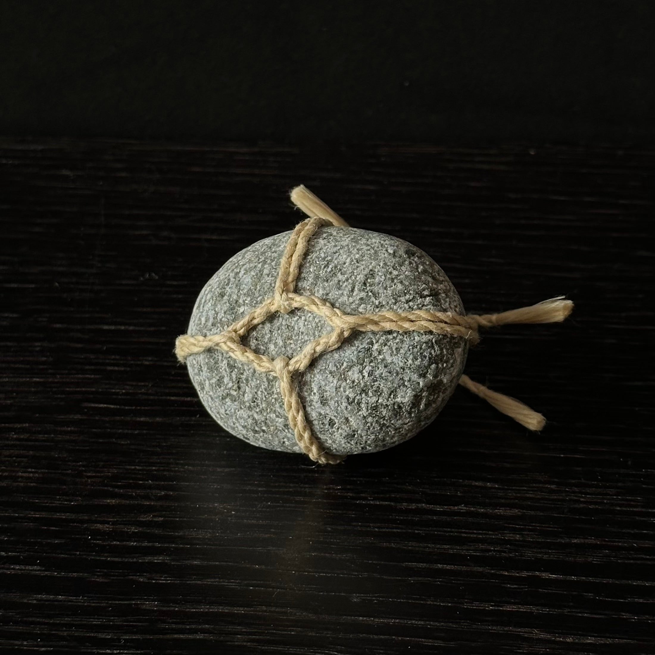 Pierre Sekimori de WARA, corde en chanvre purifié nouée à la main dans la tradition japonaise – Atelier Ikiwa