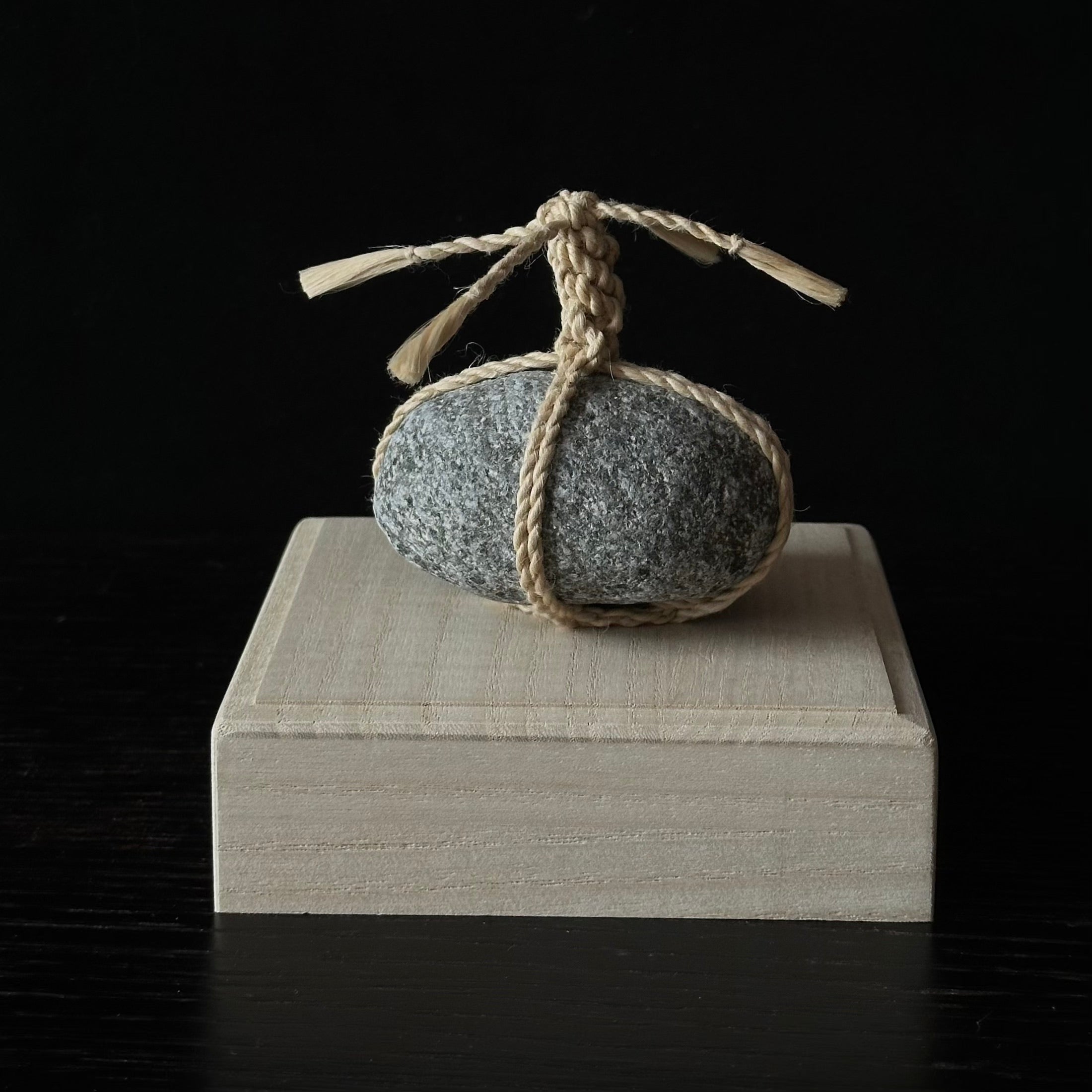 Sekimori en chanvre purifié seima, pierre gardienne japonaise réalisée à la main par Eri Sakaguchi – Atelier Ikiwa