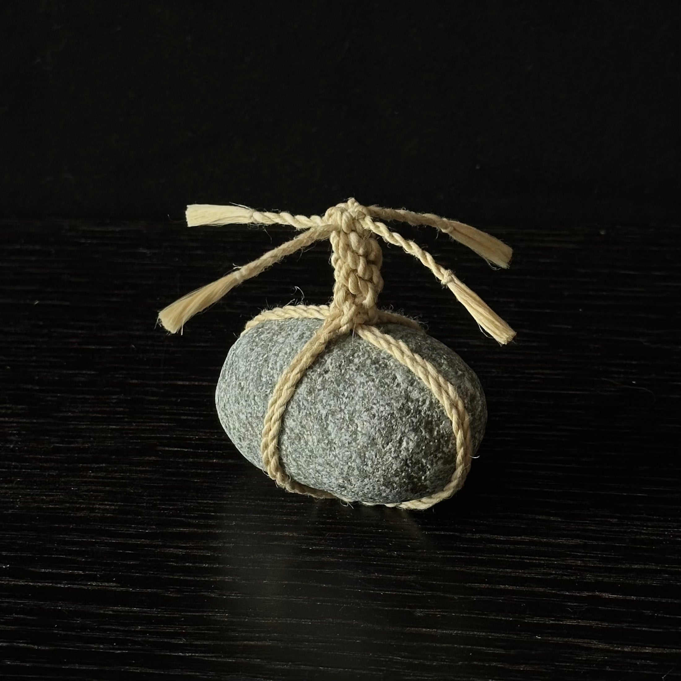 Pierre Sekimori en chanvre seima, objet méditatif et symbole de pureté selon WARA – Atelier Ikiwa