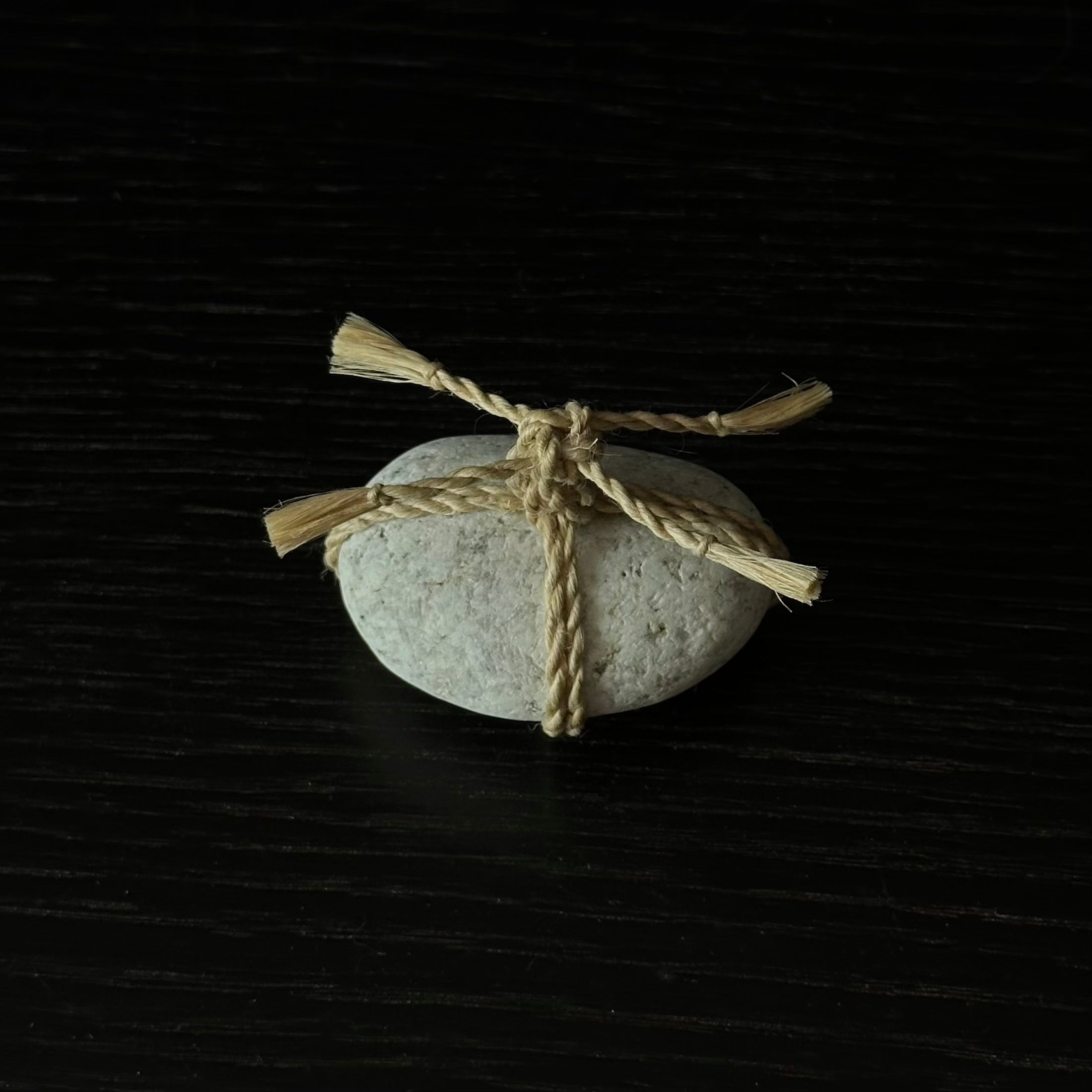 Tressage de chanvre seima autour d’une pierre choisie sur les côtes de Shizuoka, création WARA – Atelier Ikiwa