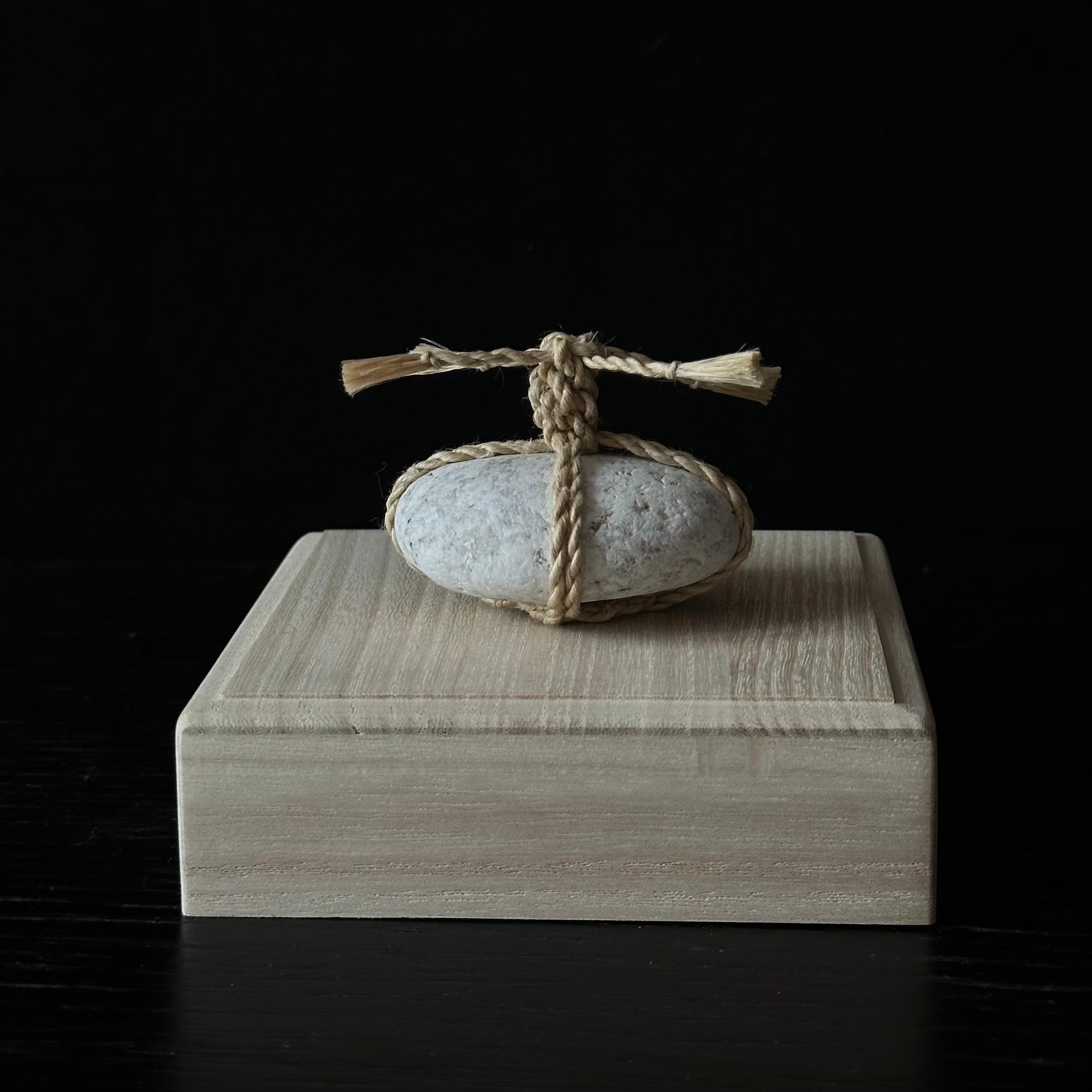 Sekimori en chanvre purifié seima, pierre gardienne japonaise réalisée à la main par Eri Sakaguchi – Atelier Ikiwa
