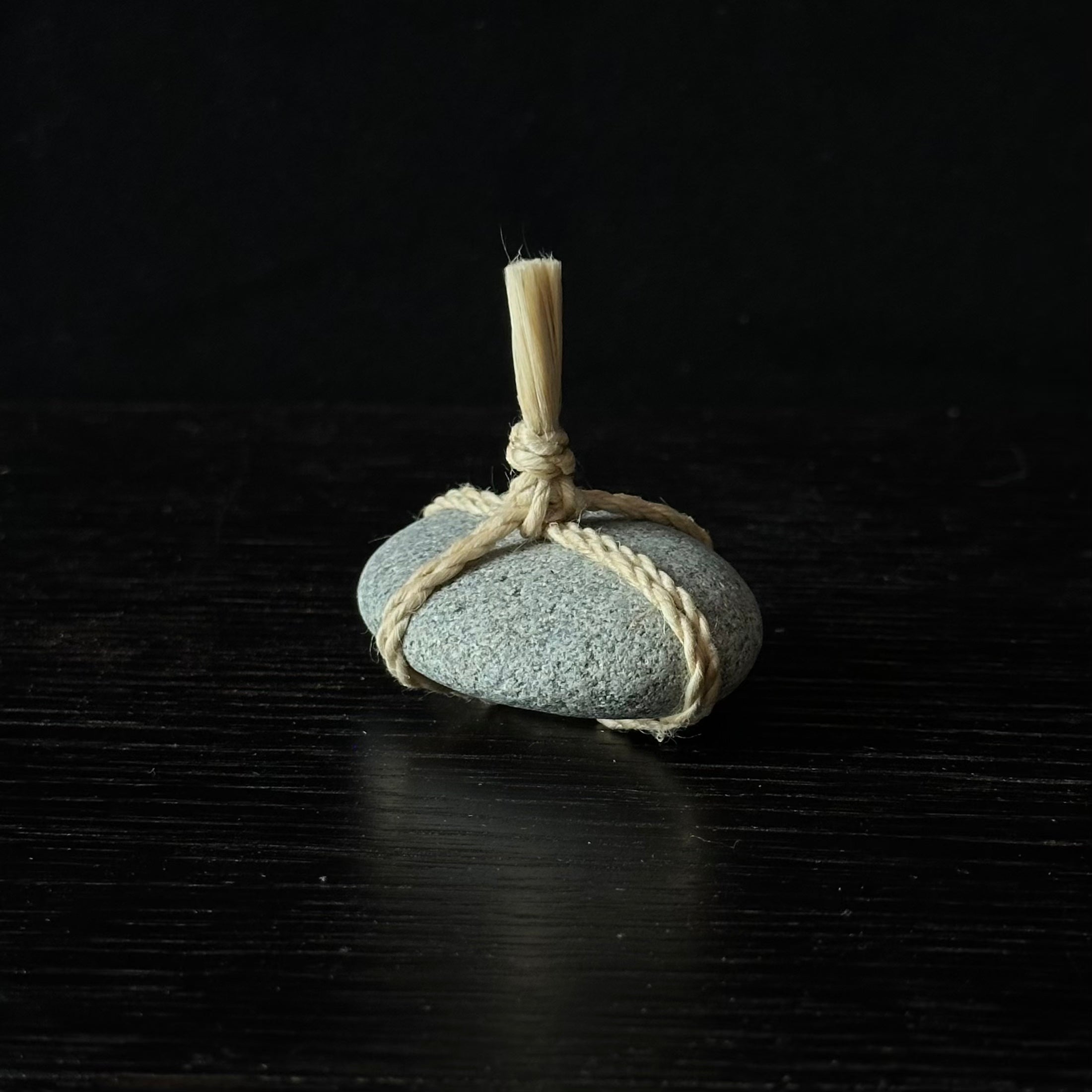 Détail d’un Sekimori en chanvre purifié, inspiré des shimenawa du sanctuaire d’Ise Jingū – Atelier Ikiwa