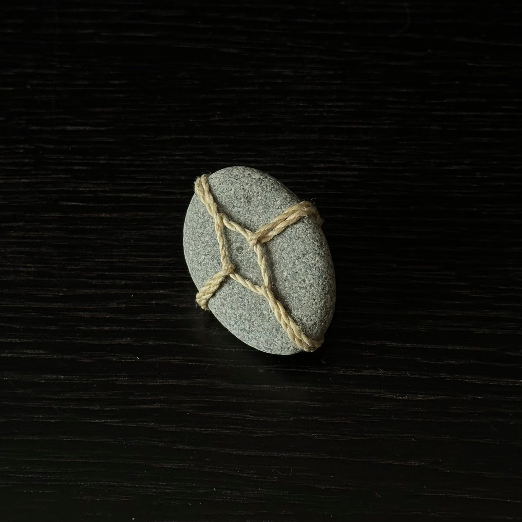 Tressage de chanvre seima autour d’une pierre choisie sur les côtes de Shizuoka, création WARA – Atelier Ikiwa