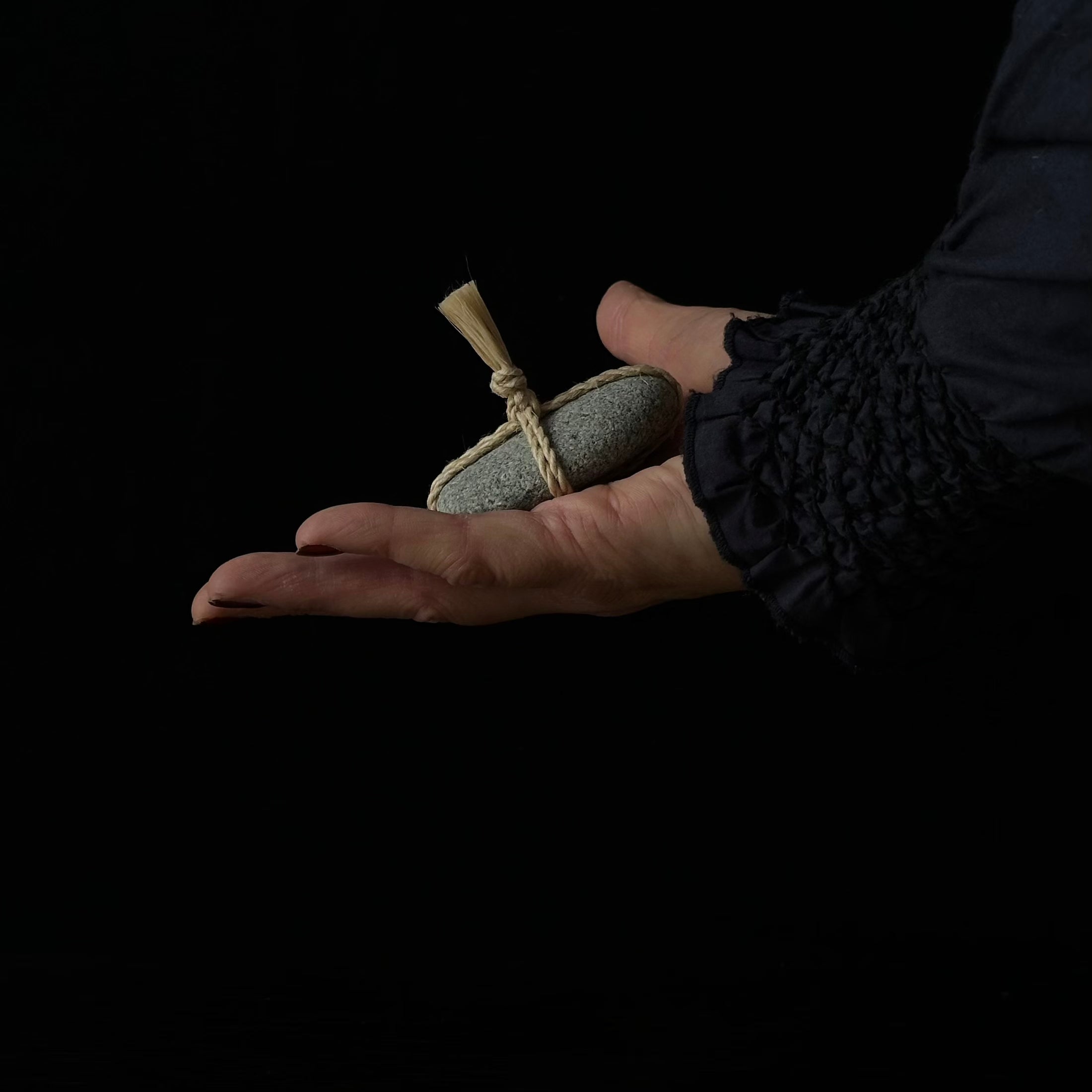 Pierre gardienne Sekimori WARA tressée de chanvre seima, symbole de pureté et de calme intérieur – Atelier Ikiwa