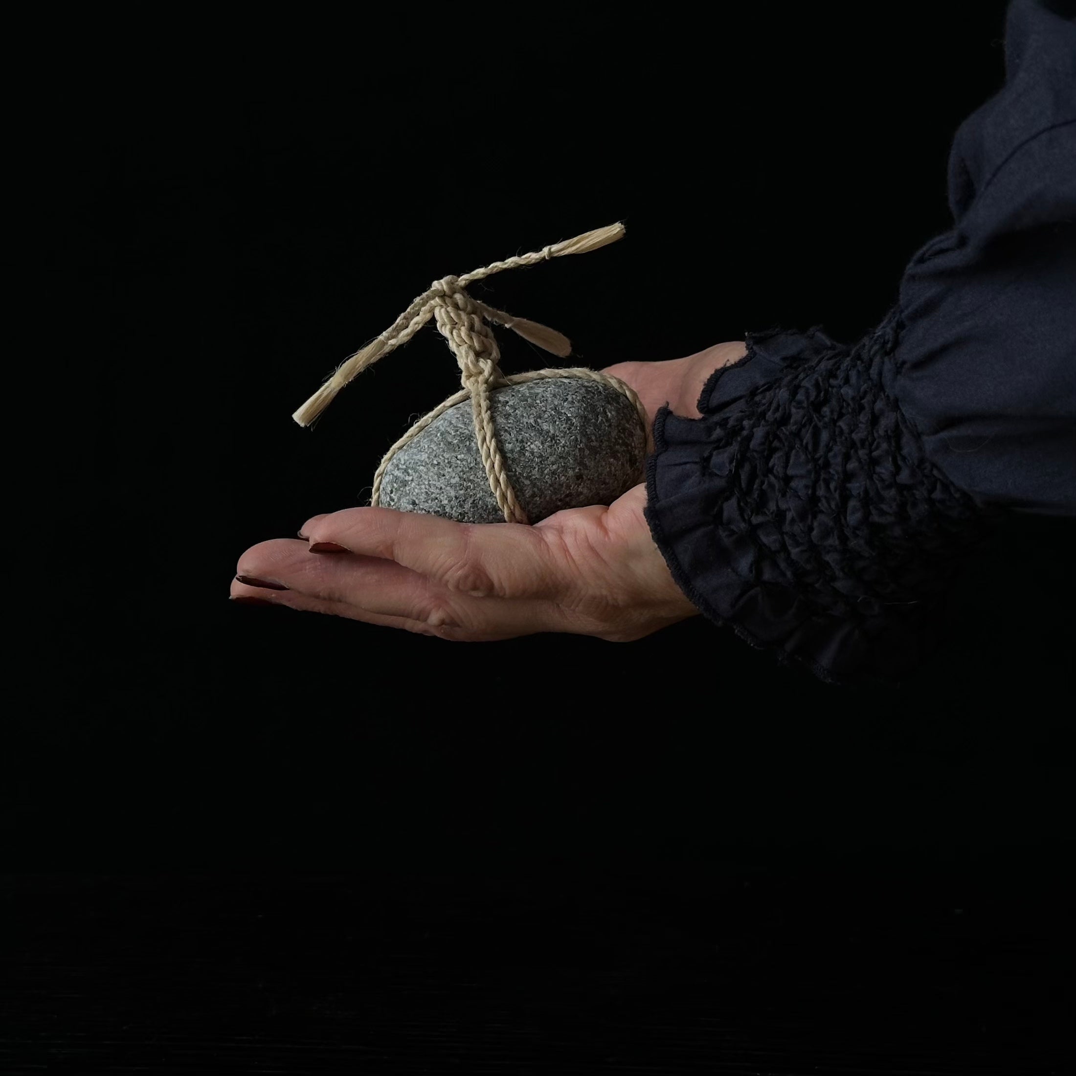 Pierre gardienne Sekimori WARA tressée de chanvre seima, symbole de pureté et de calme intérieur – Atelier Ikiwa