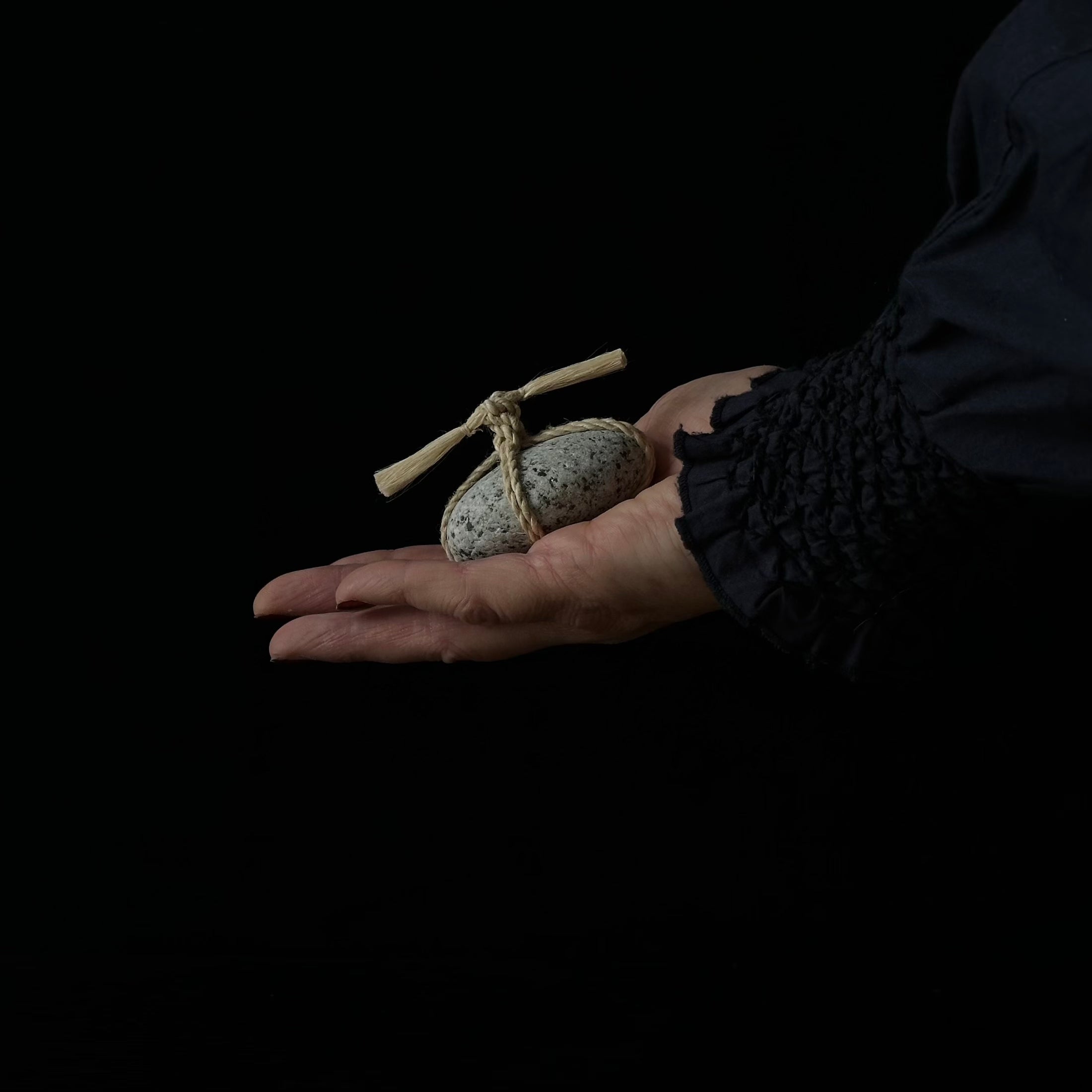 Pierre gardienne Sekimori WARA tressée de chanvre seima, symbole de pureté et de calme intérieur – Atelier Ikiwa