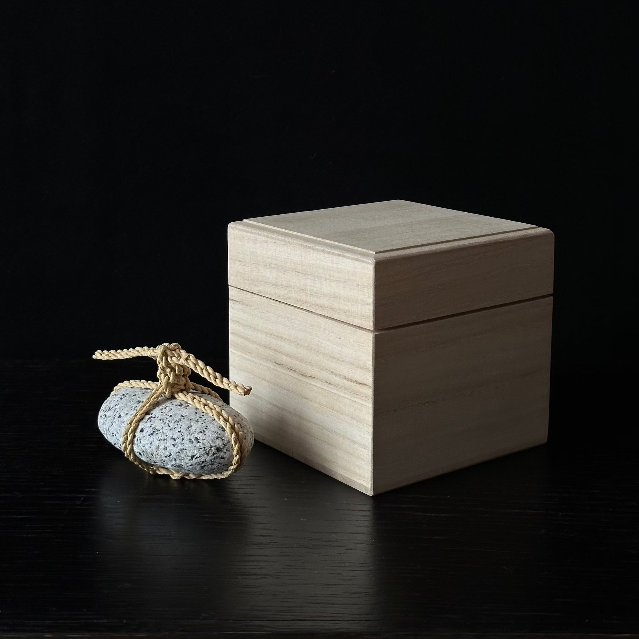 Sekimori-ishi contemporain en paille de riz, inspiré de la tradition des shimenawa – Atelier Ikiwa