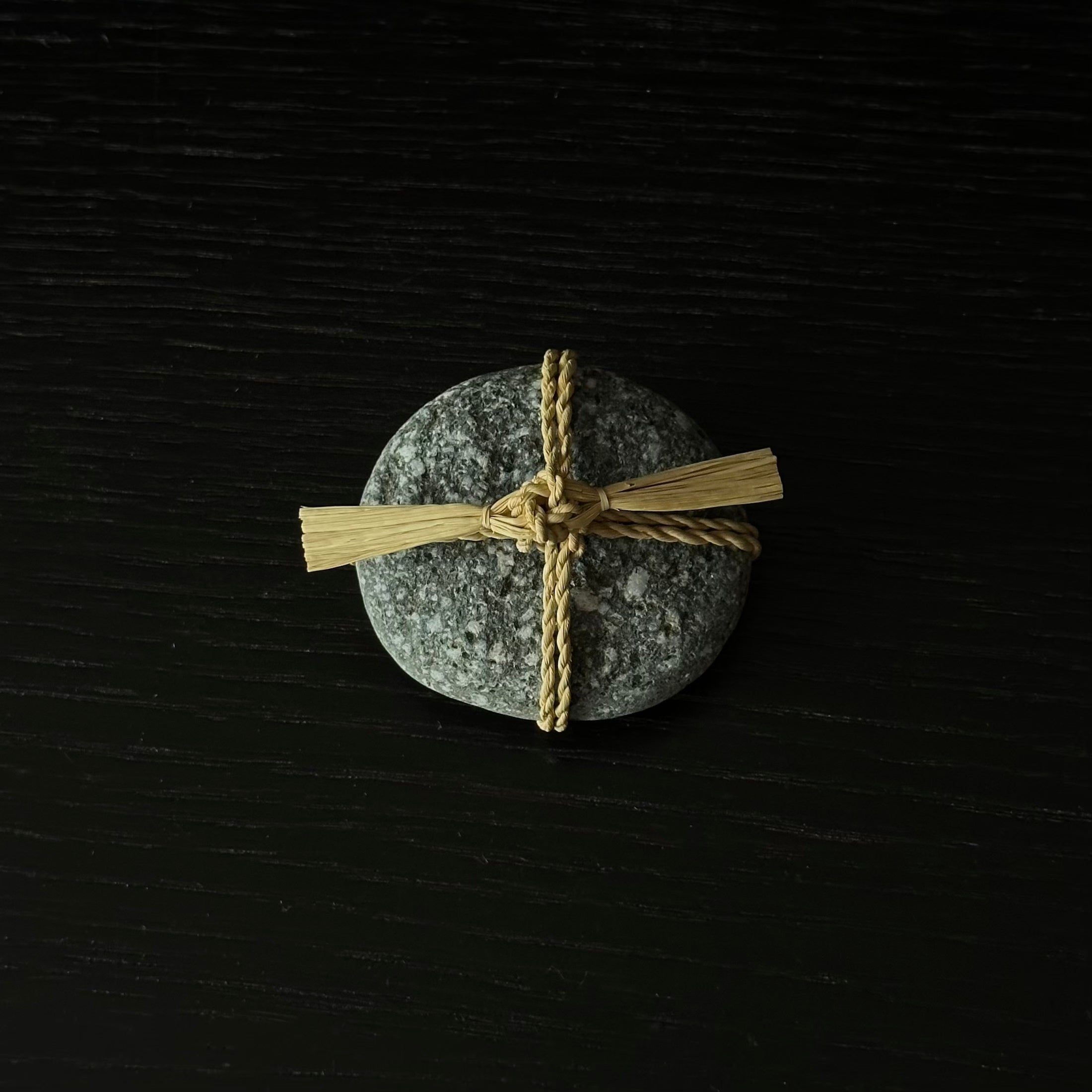 Détail d’un tressage de paille de riz sur pierre Sekimori, création japonaise WARA – Atelier Ikiwa