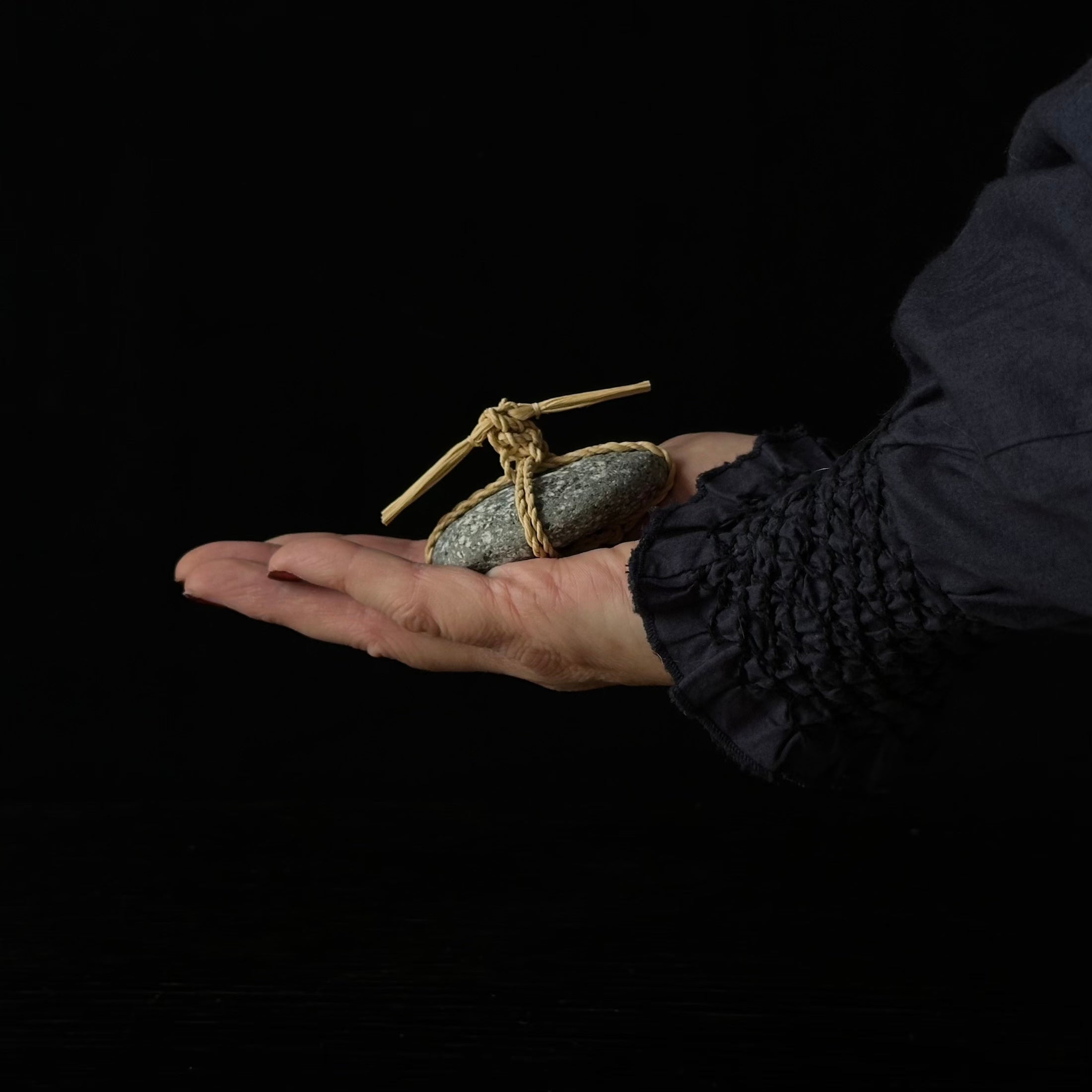 Pierre Sekimori WARA en paille de riz, symbole d’harmonie et de chaleur naturelle – Atelier Ikiwa