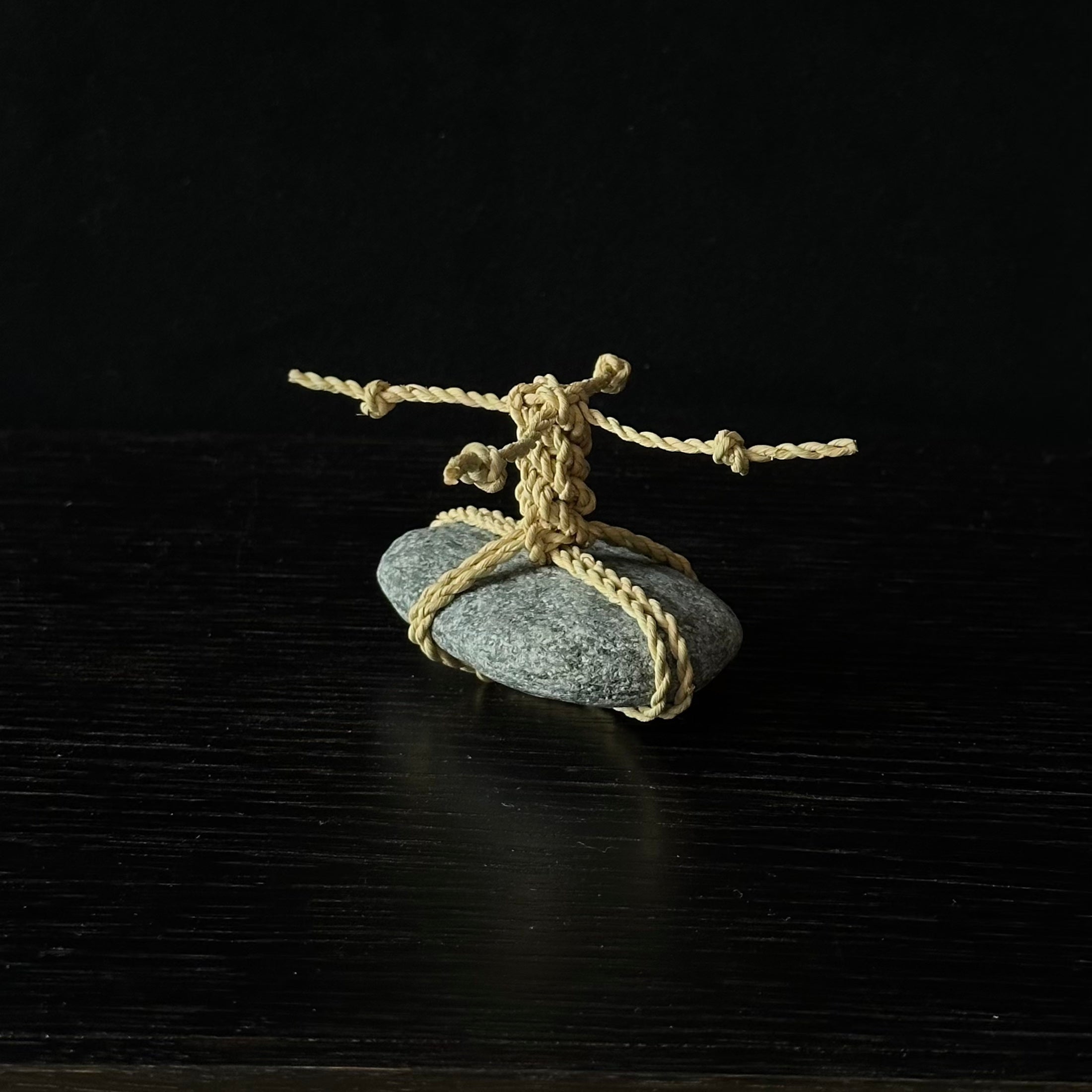 Pierre gardienne Sekimori en wara, réalisée à la main dans la tradition japonaise – Atelier Ikiwa