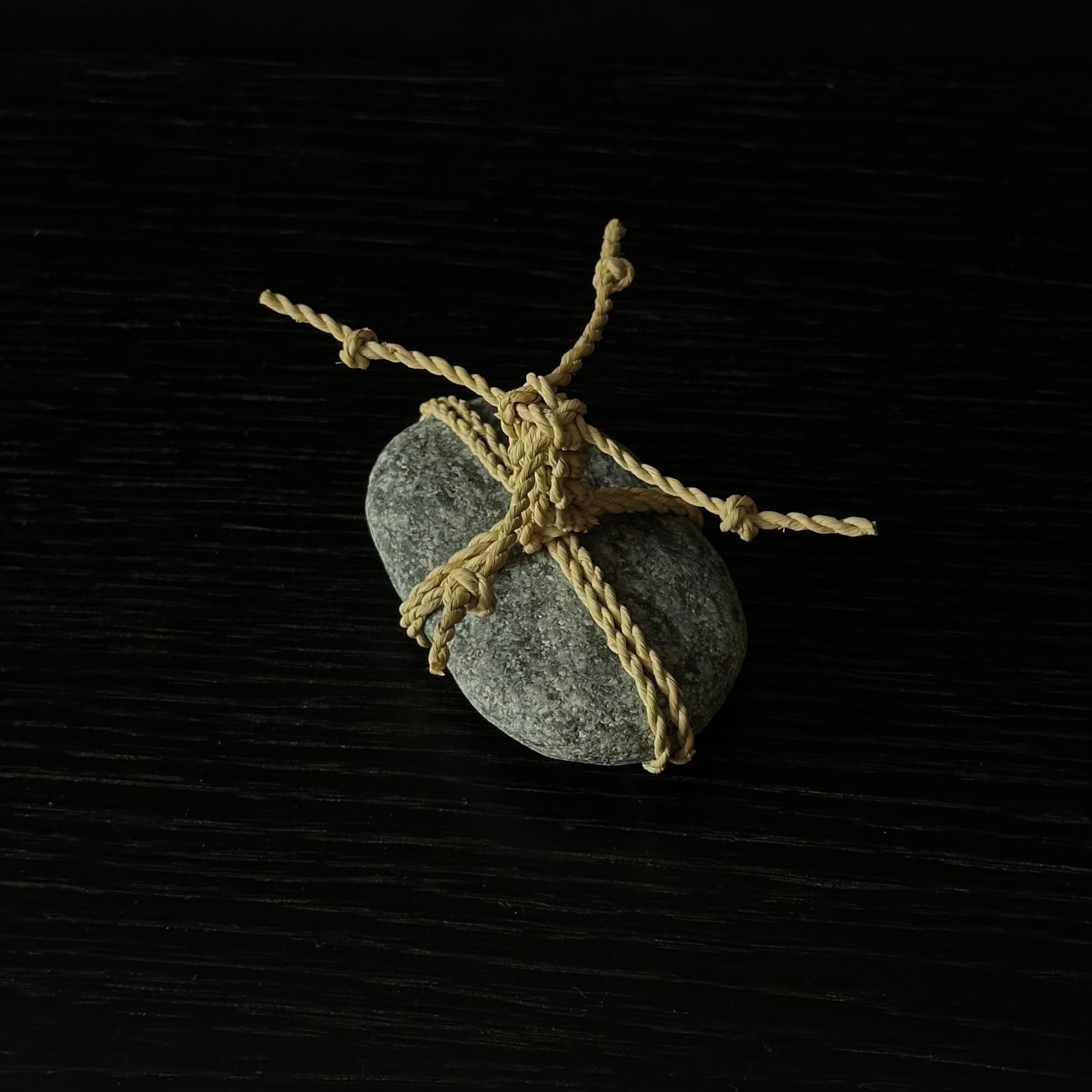 Tressage délicat de paille de riz autour d’une pierre Sekimori WARA, entre nature et silence – Atelier Ikiwa