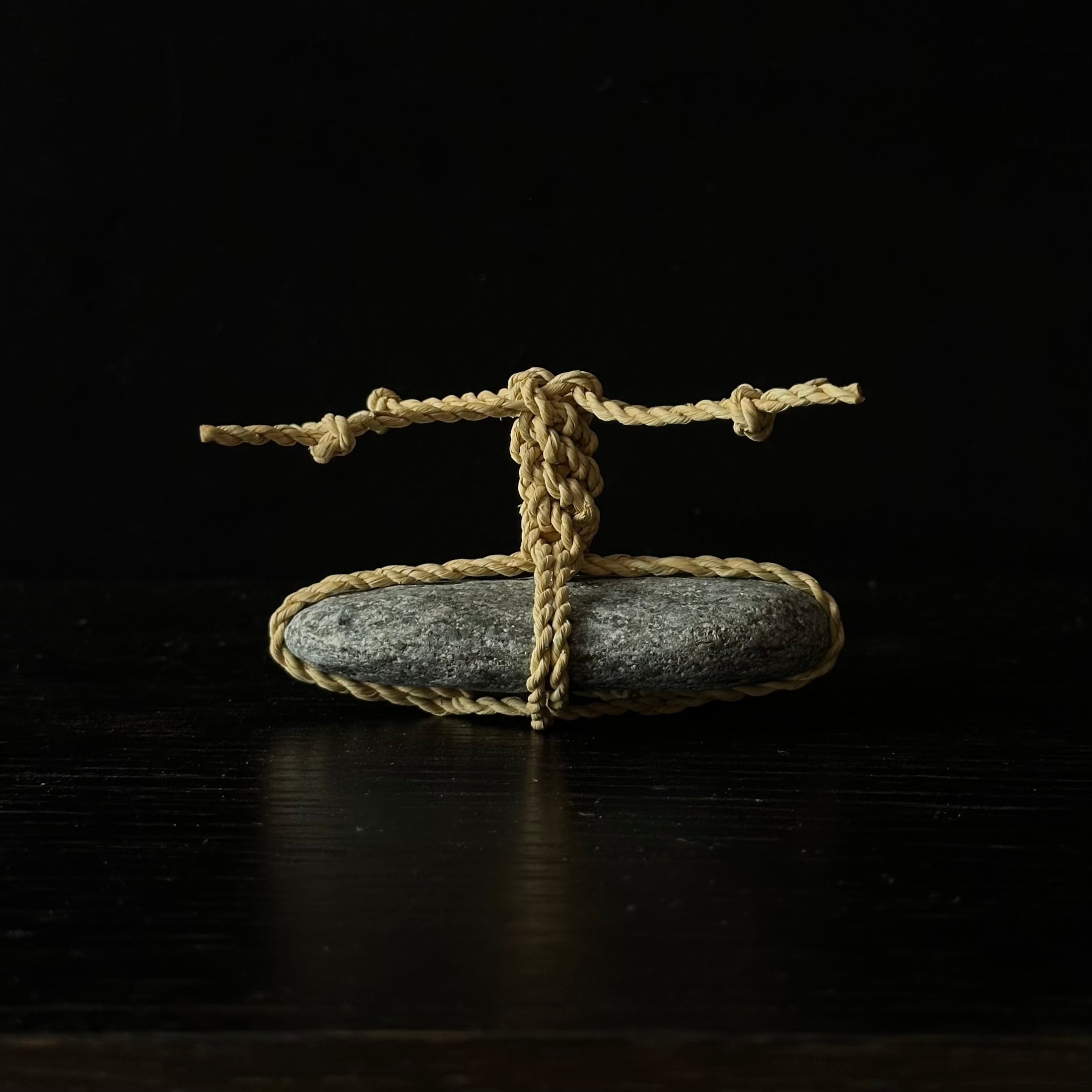 Sekimori en paille de riz, pierre gardienne du Japon réinterprétée par Eri Sakaguchi – Atelier Ikiwa