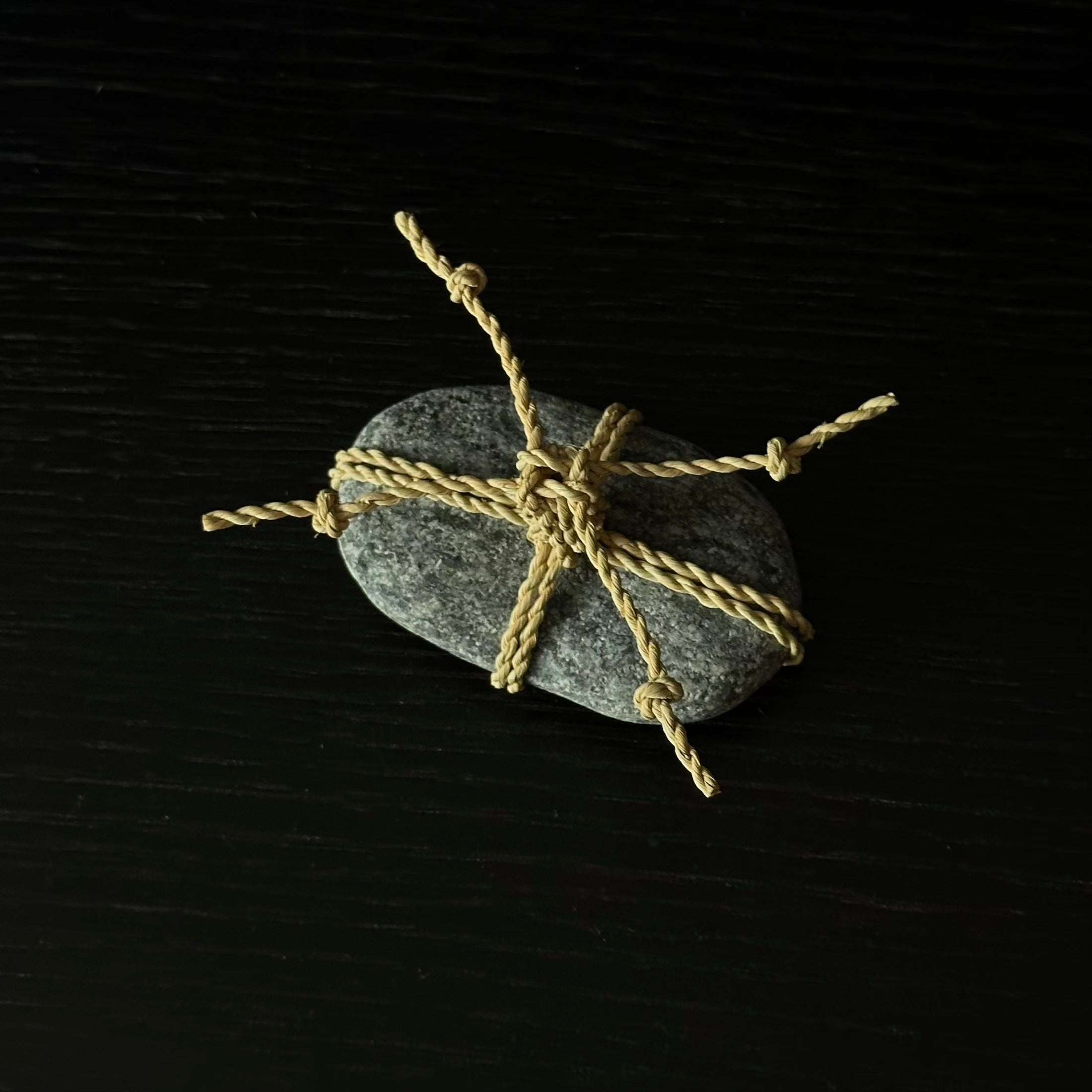 Pierre Sekimori WARA, alliance de la paille de riz et de la pierre dans un geste méditatif – Atelier Ikiwa