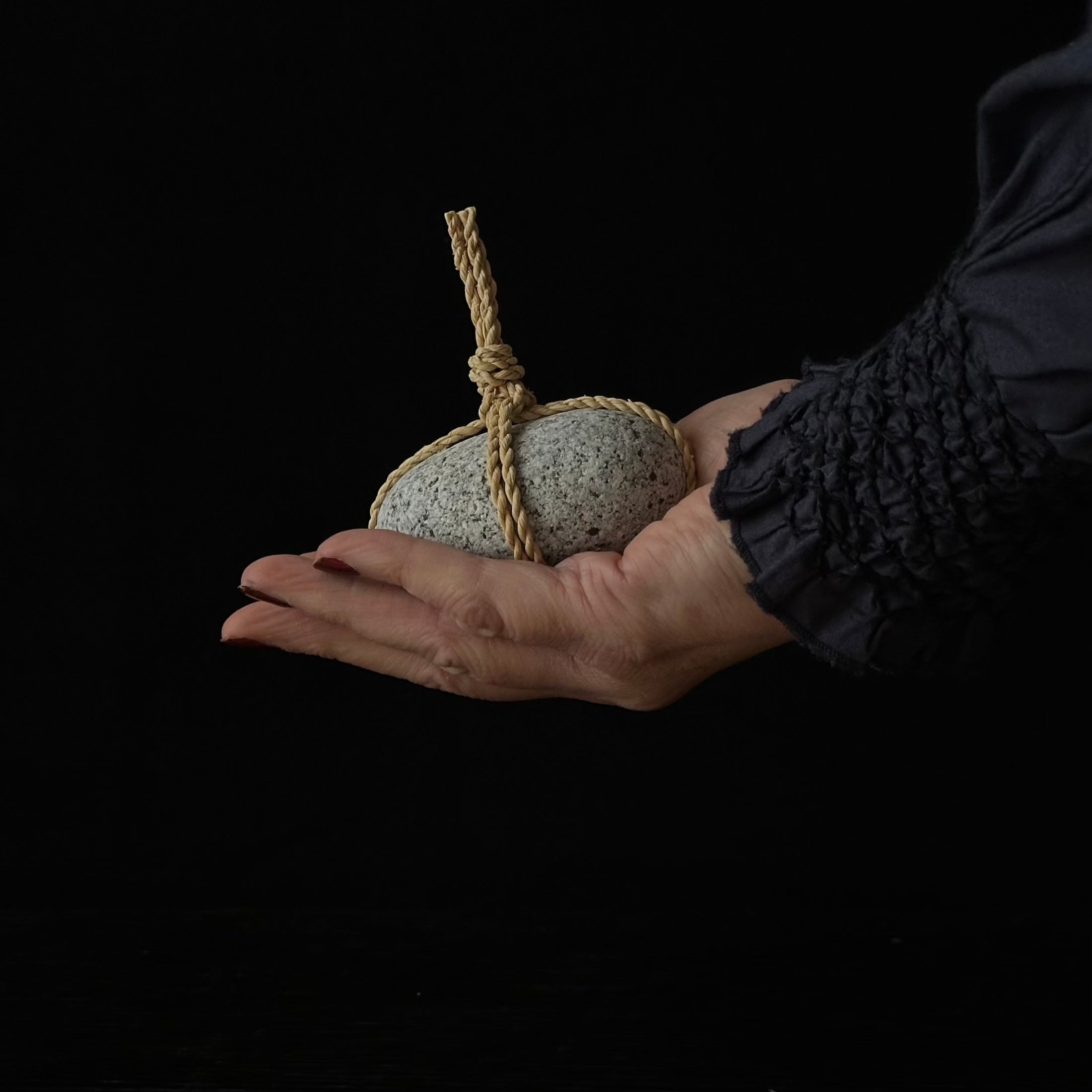 Pierre Sekimori WARA en paille de riz, symbole d’harmonie et de chaleur naturelle – Atelier Ikiwa