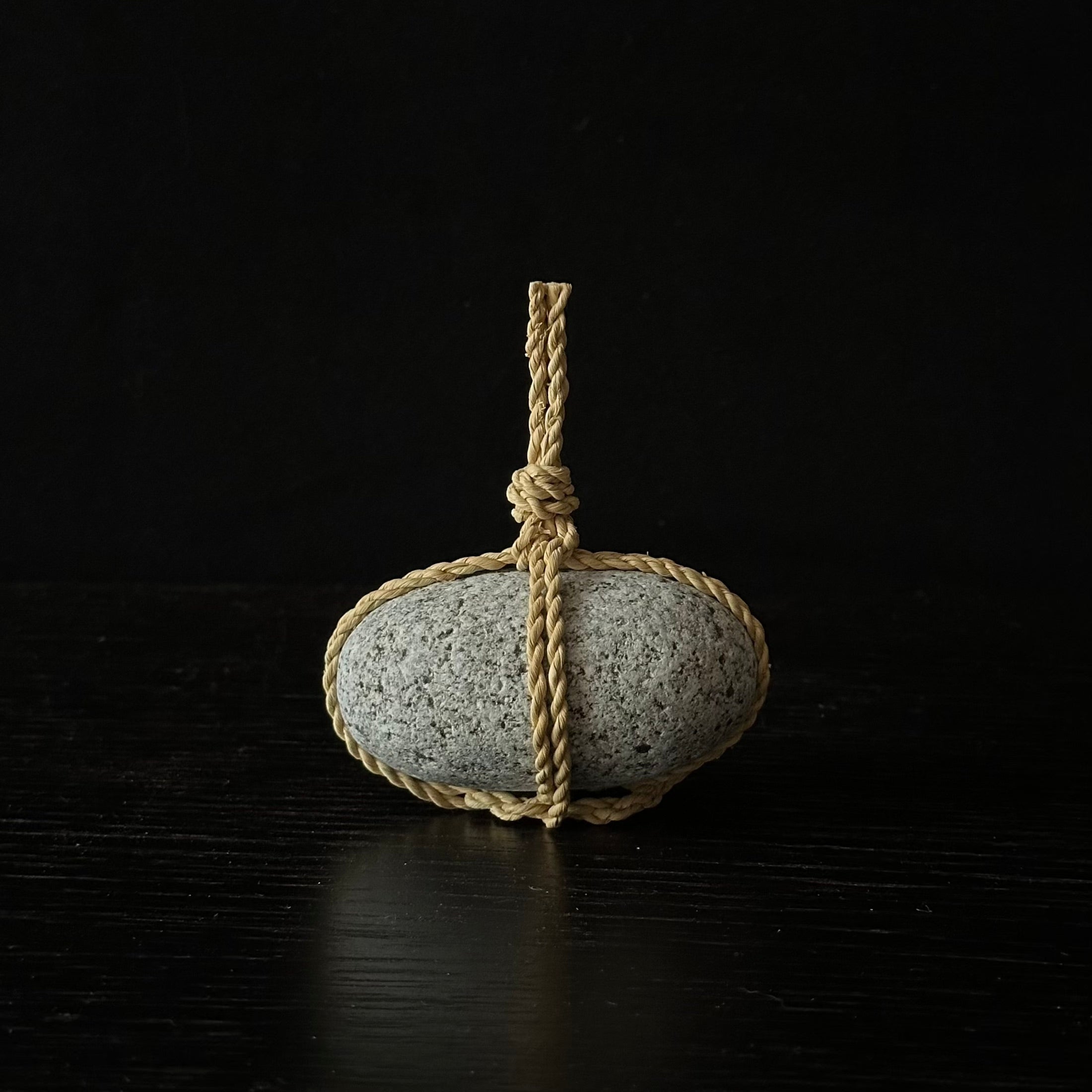 Détail d’un tressage de paille de riz sur pierre Sekimori, création japonaise WARA – Atelier Ikiwa